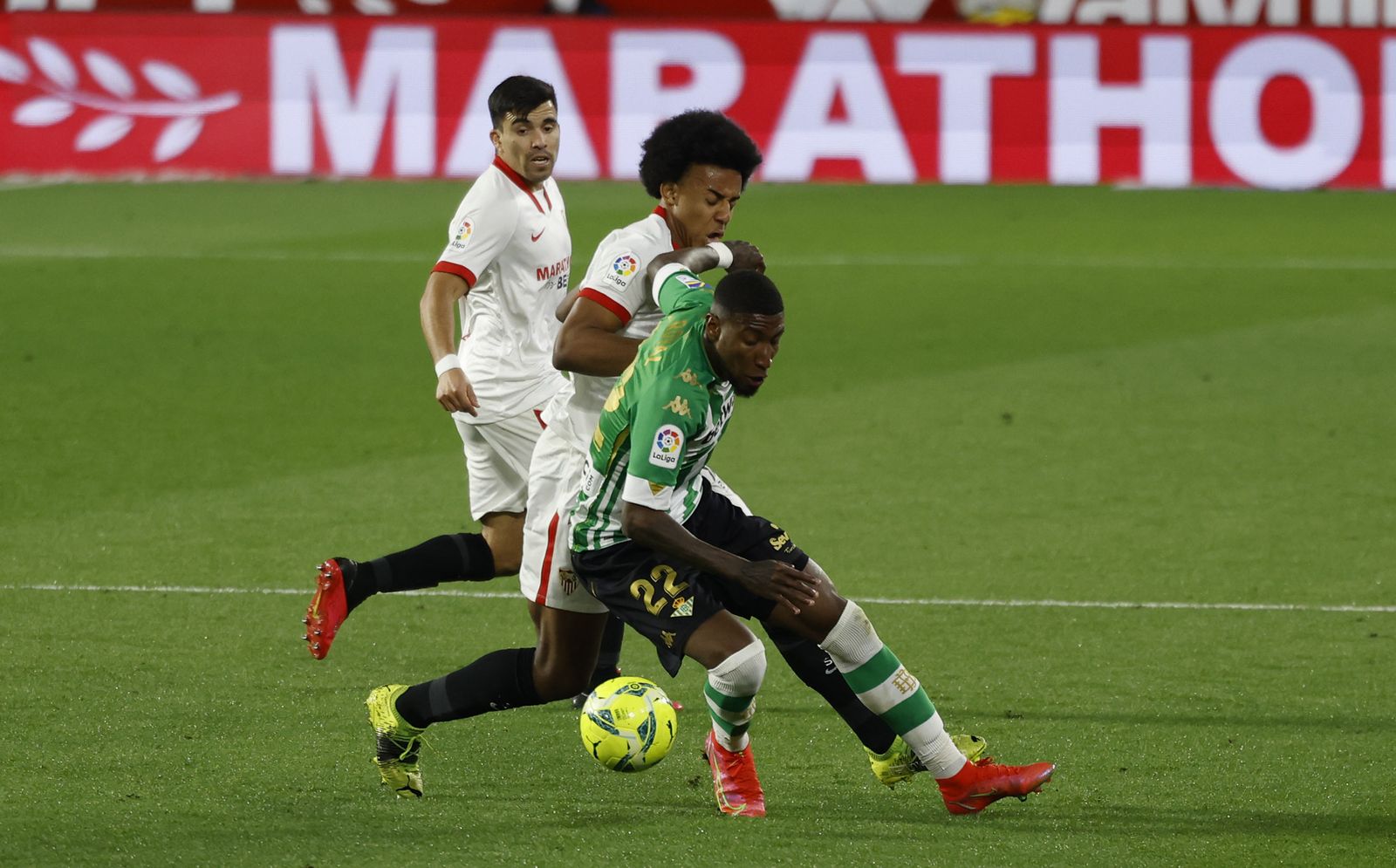 Emerson, en un lance del partido con Koundé.