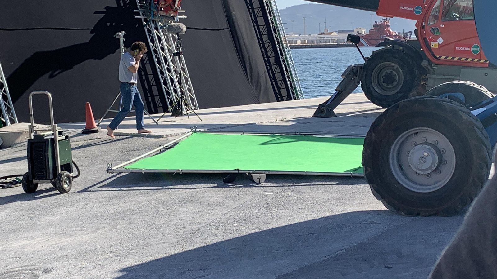 Miguel Herrán durante un descanso de la grabación