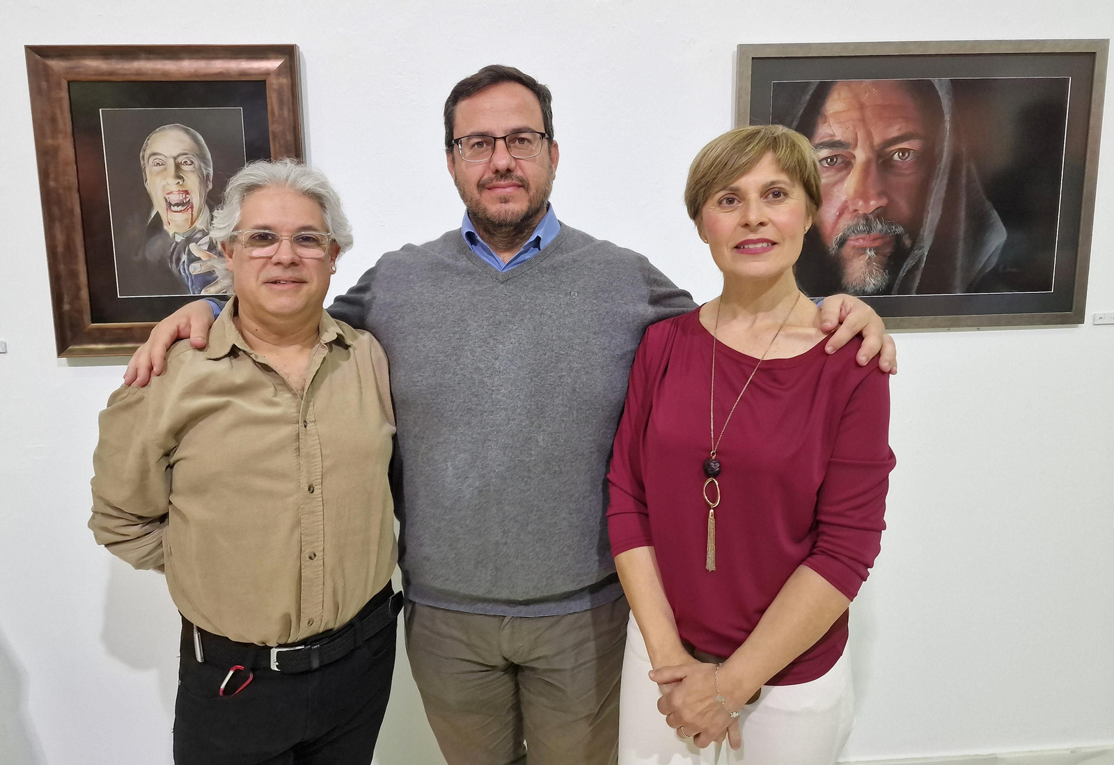 Cati Jaén y  David Morales, con el concejal de Cultura.