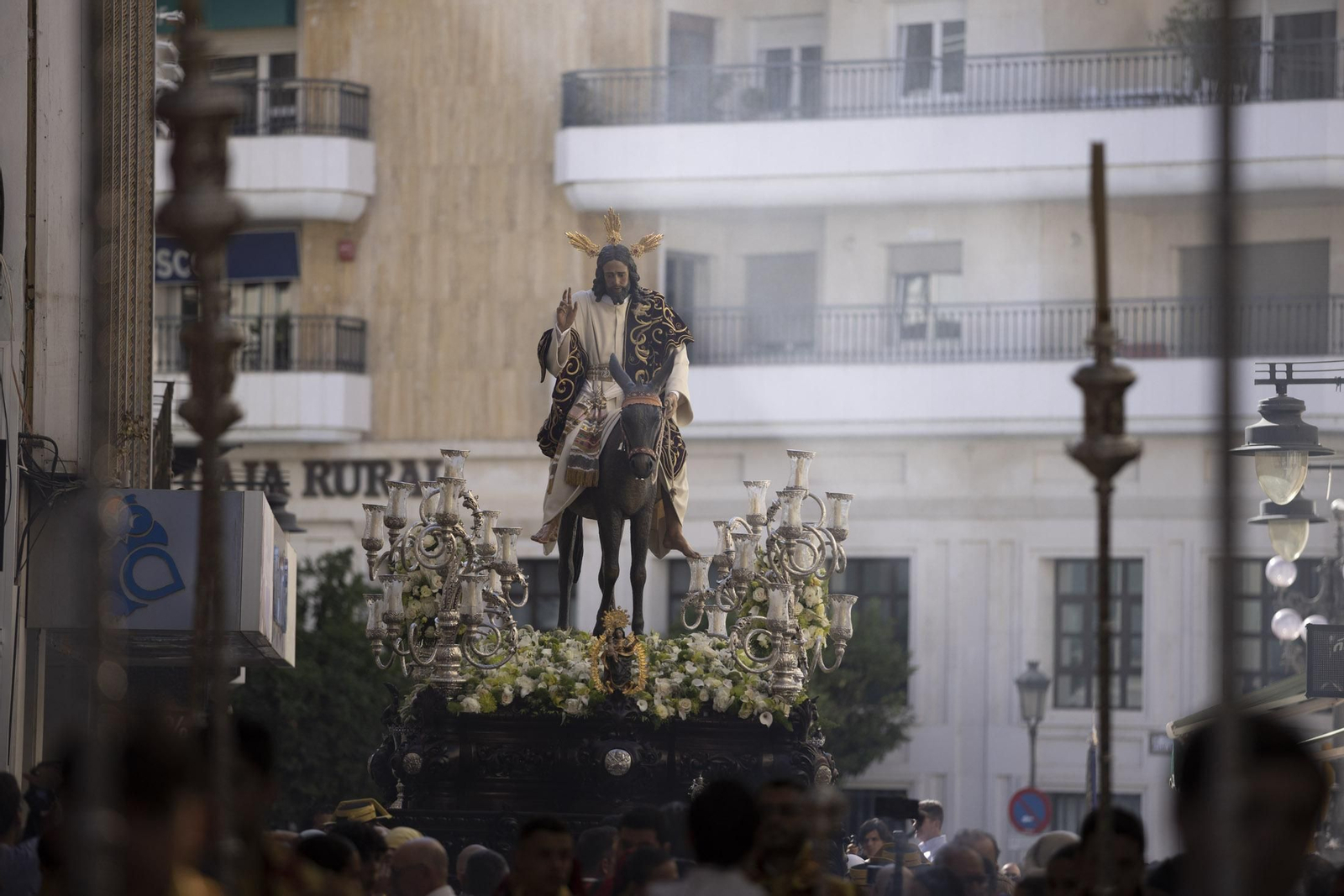 Imágenes de la salida extraordinaria de La Borriquita por las calles de Huelva
