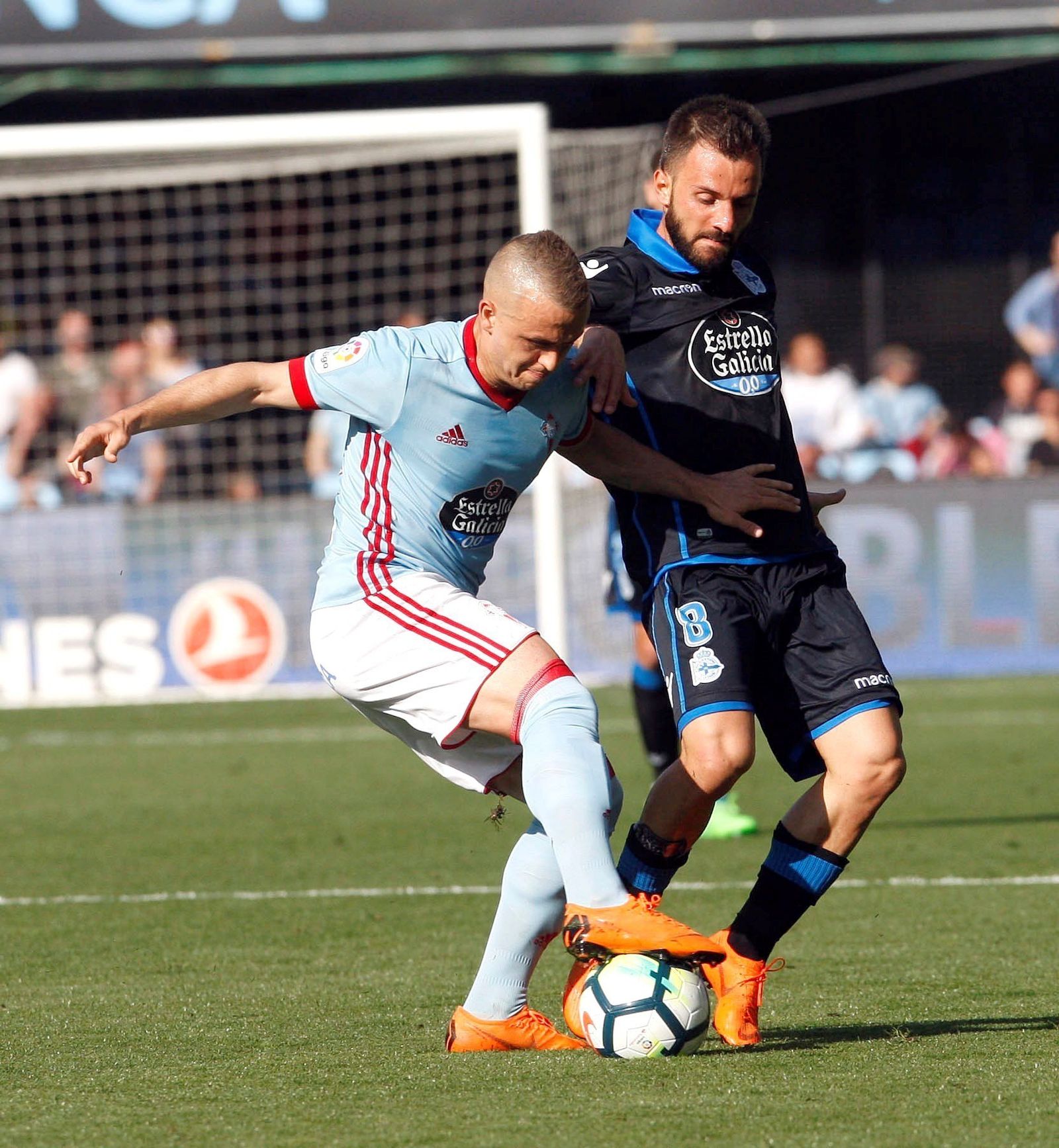 Lobotka protege el balón ante la presencia de Çolak.