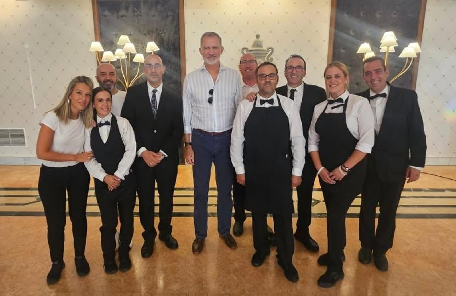 El Rey con parte de los trabajadores del Hotel Ciudad de Úbeda.