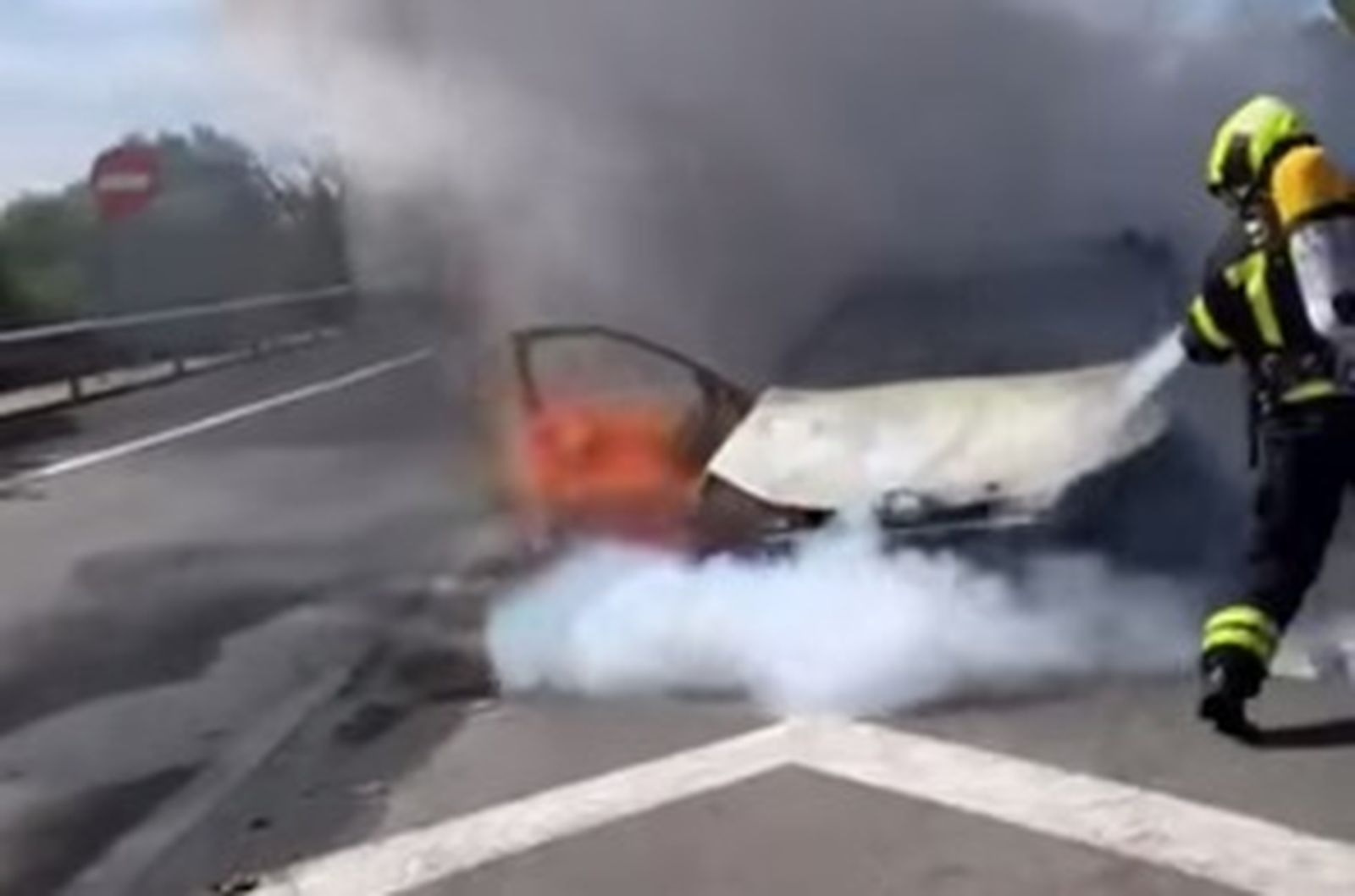 Los bomberos acuden a la autopista porque un coche sale ardiendo.