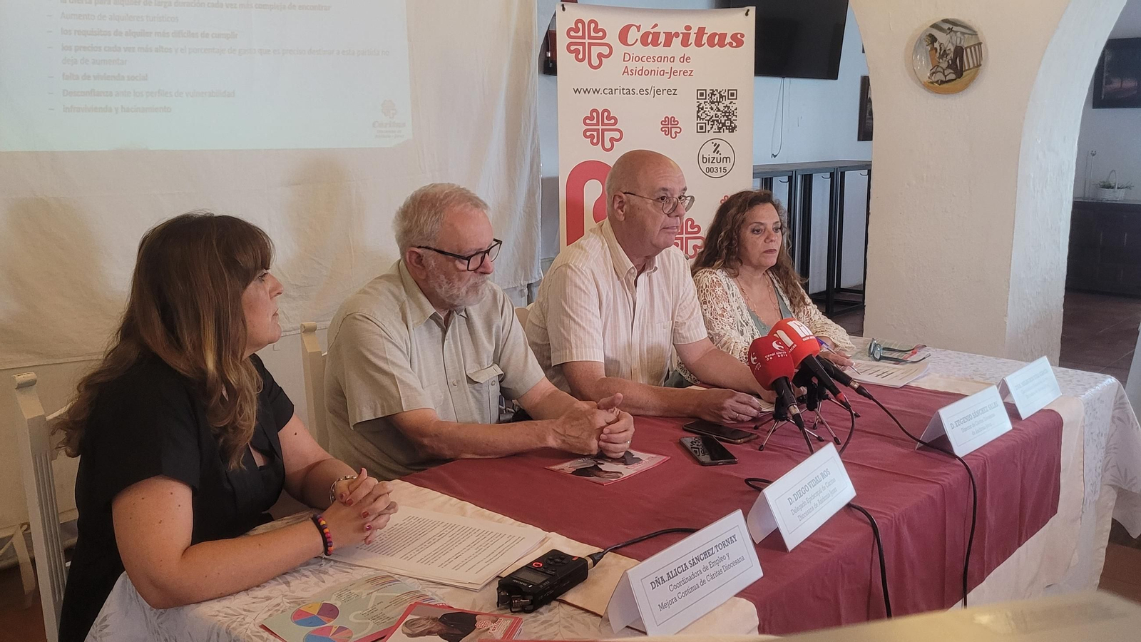 Miembros de la entidad realizando el balance de 2024 en Arcos.