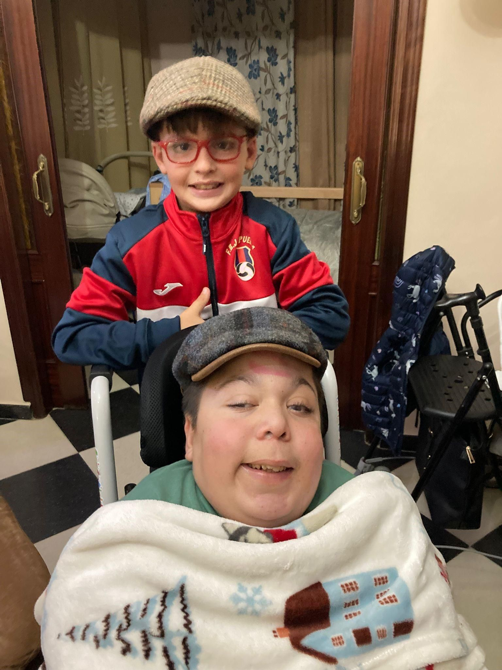 Fran sonríe para la foto con su hermano Pablo tras él. Fran sonríe para la foto con su hermano Pablo tras él.