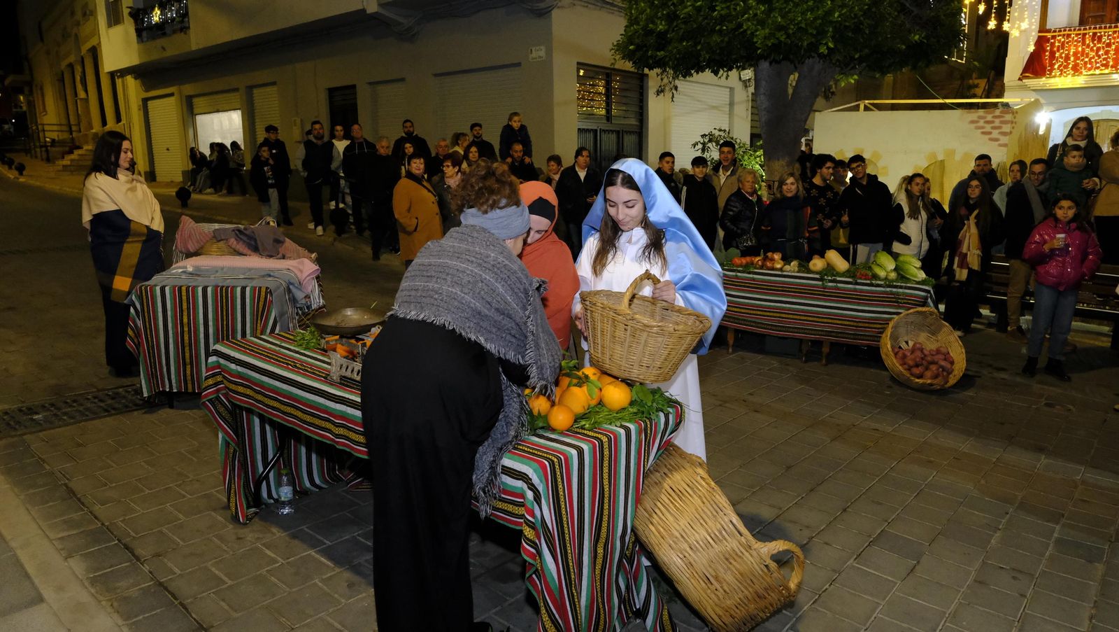 El Belén viviente de Gádor abarrota de público la plaza del pueblo, en imágenes