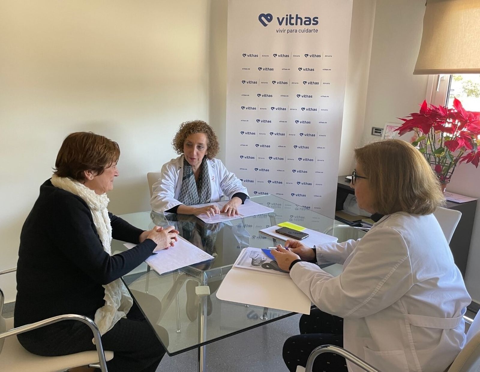 Pilar Espejo, gerente de Vithas Almeria y la doctora Emilia Mancebo, directora médica de Vithas Almeria, junto a Teresa García de Neurodem