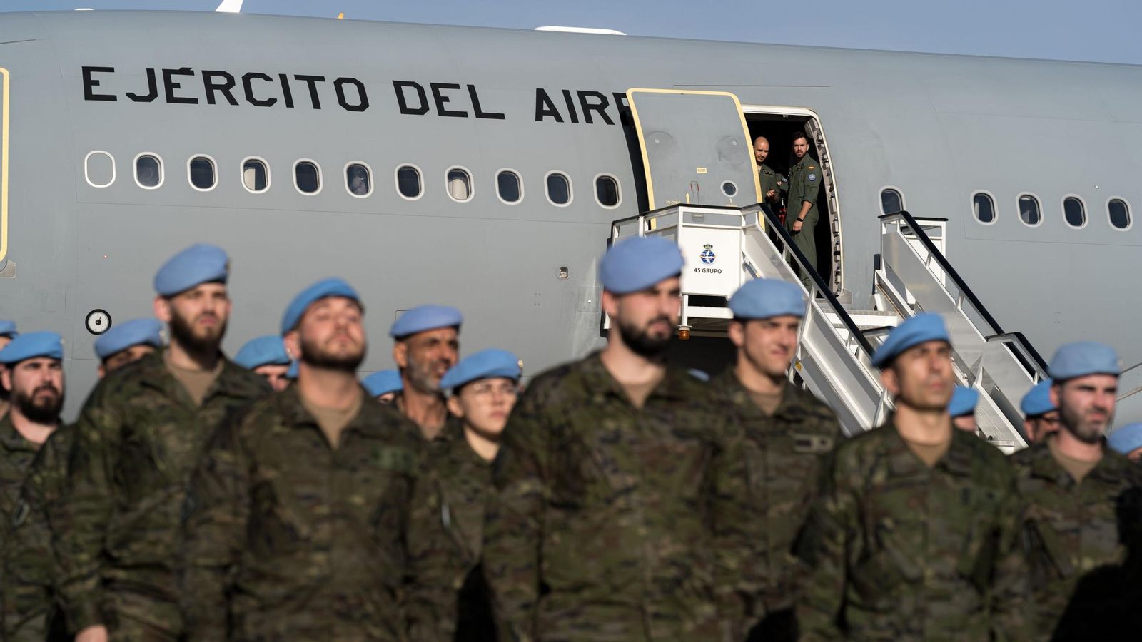 Margarita Robles despide a los militares de la BRI X que viajan a Líbano.
