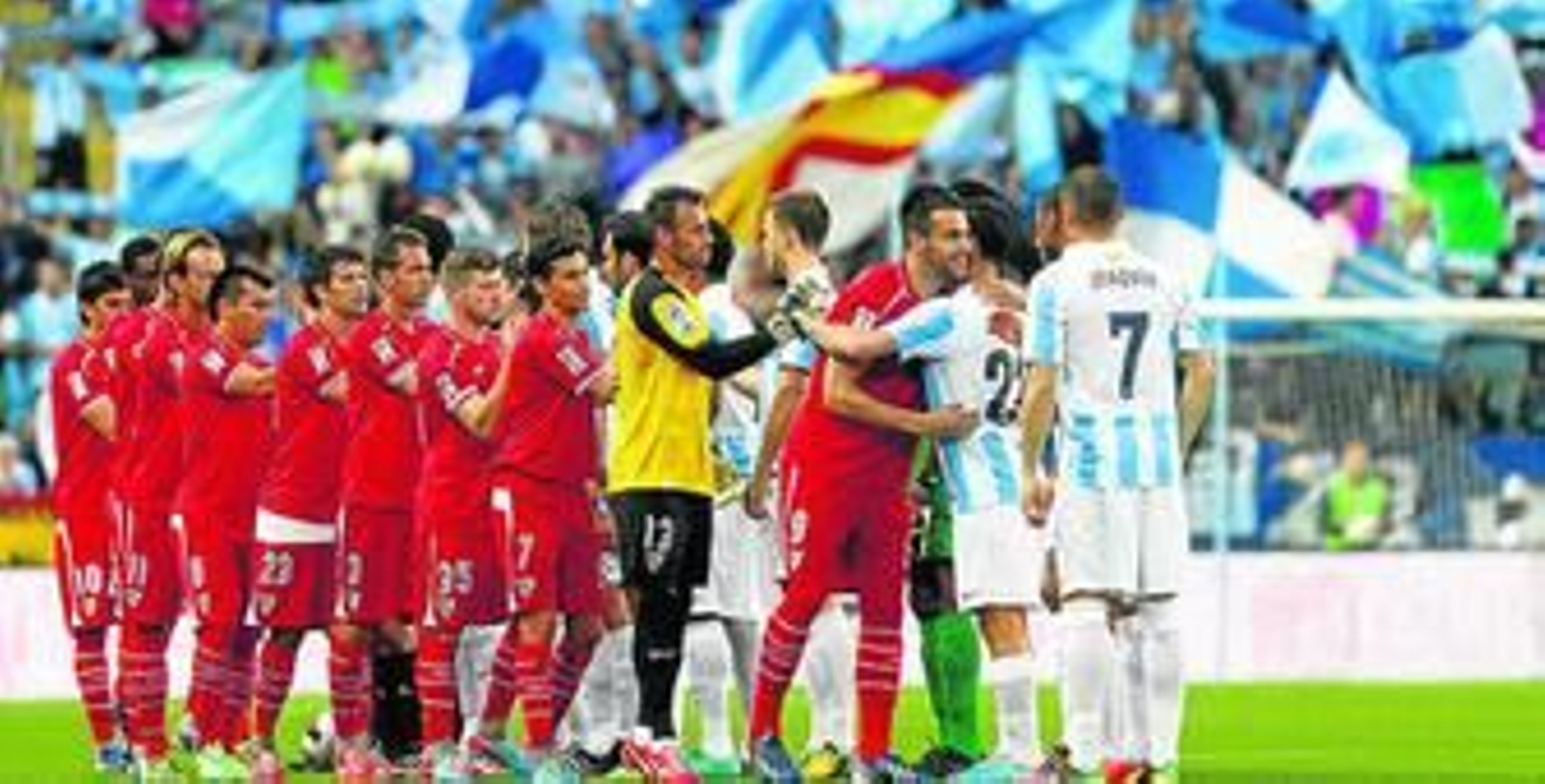 Los jugadores del Sevilla saludan a los del Málaga en el acto protocolario antes del pitido inicial.