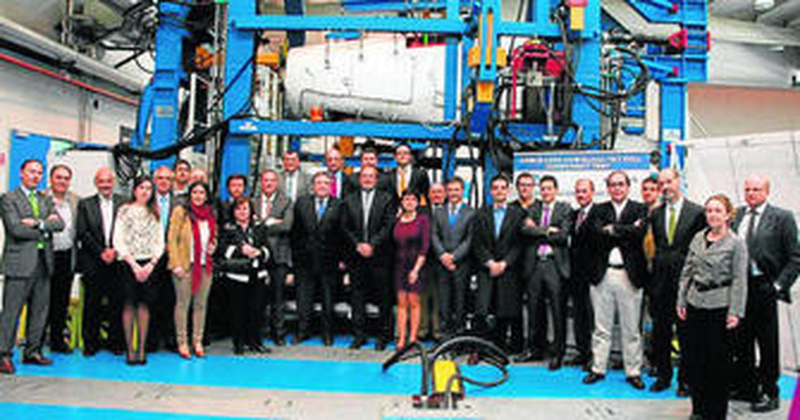 Miembros de Alestis, Teams, Airbus y otras empresas y organismos, junto al cono de cola del A350 XWB.