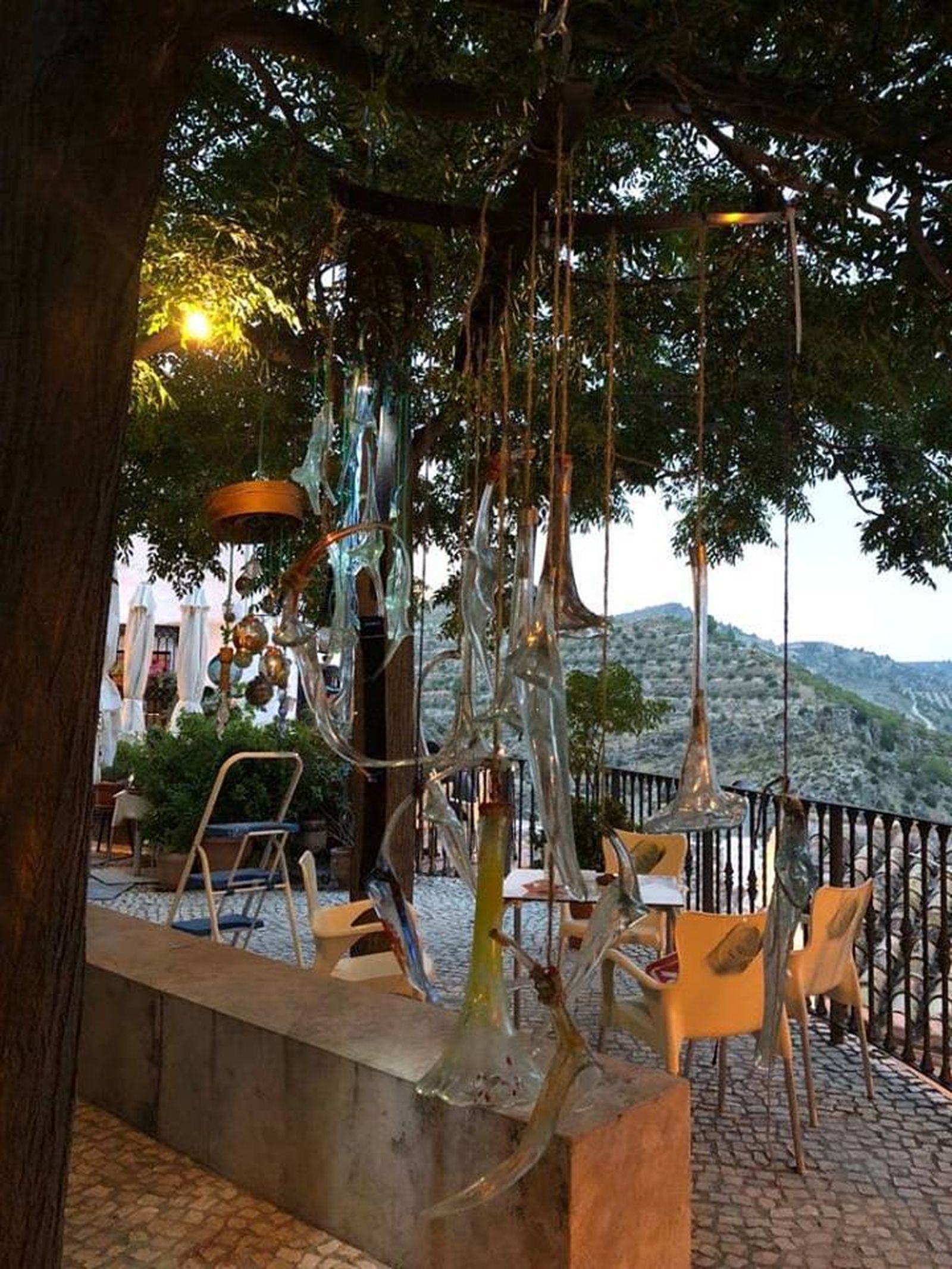 El artista trabajando en la obra.