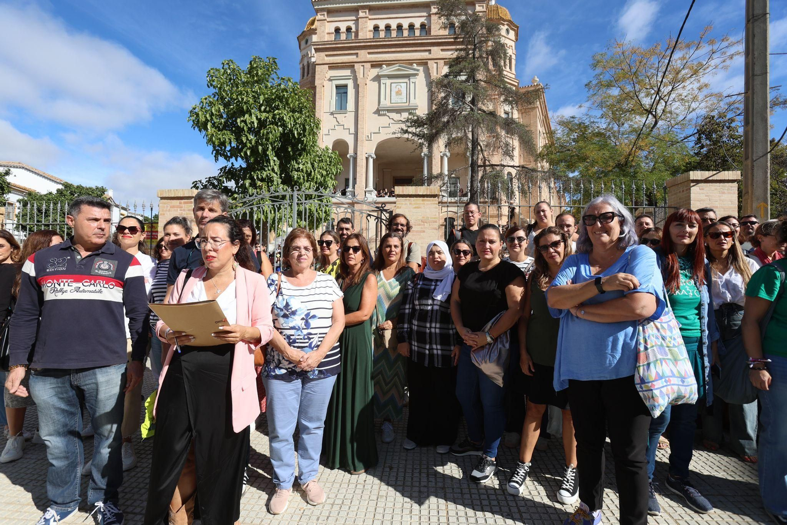 Los padres y madres del IES La Rábida se concentran a las puertas del centro educativo este miércoles. Los padres y madres del IES La Rábida se concentran a las puertas del centro educativo este miércoles.