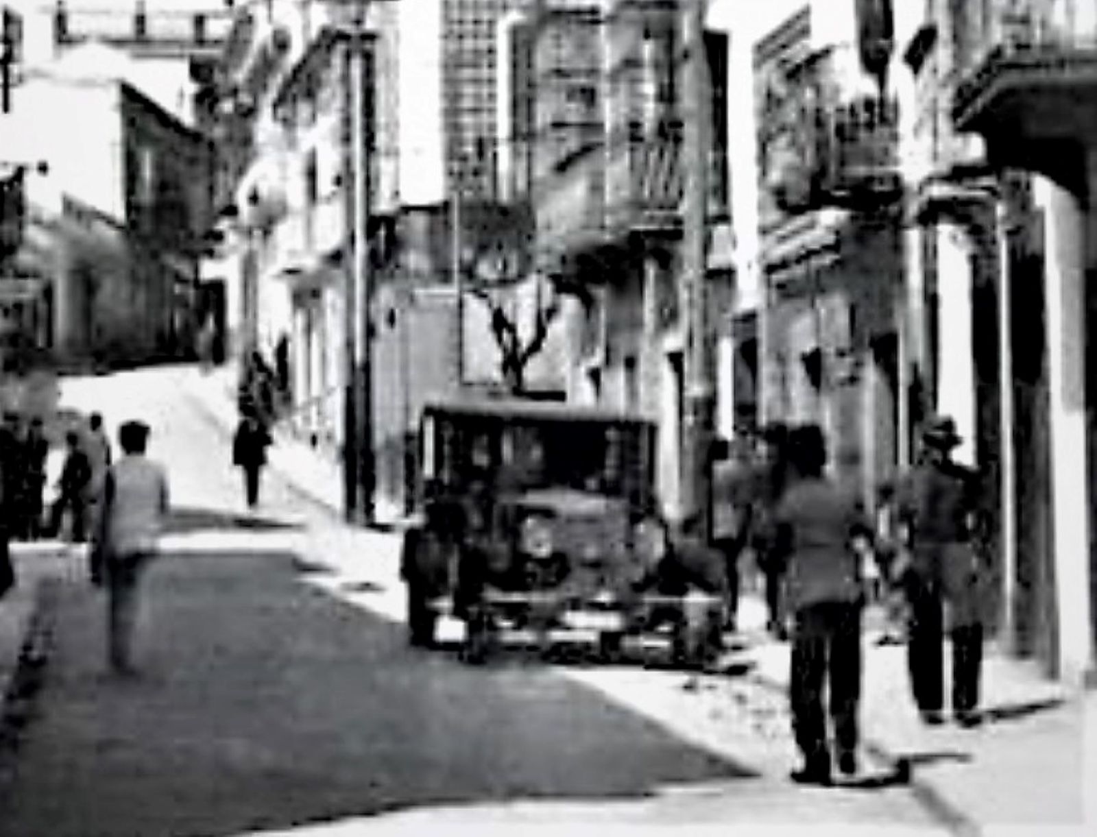 Un vehículo aparcado frente a la bodega de Santacana.