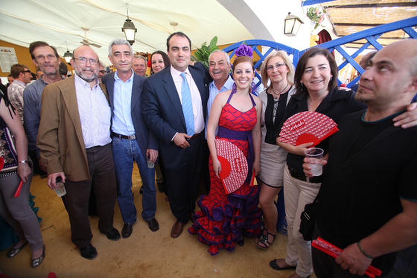 El director de Diario de Jerez, David Fernández, con el candidato a la alcaldía por IU, Joaquín del Valle y otros miembros de su lista: Aroa Lobo, Antonio Alba, José Carlos Sánchez, Ignacio García, Encarni Barrios, Angus Galdrán, Jesús Caballero, Vanesa Rodríguez y Ángel Fuentes.  

Foto: Vanesa Lobo