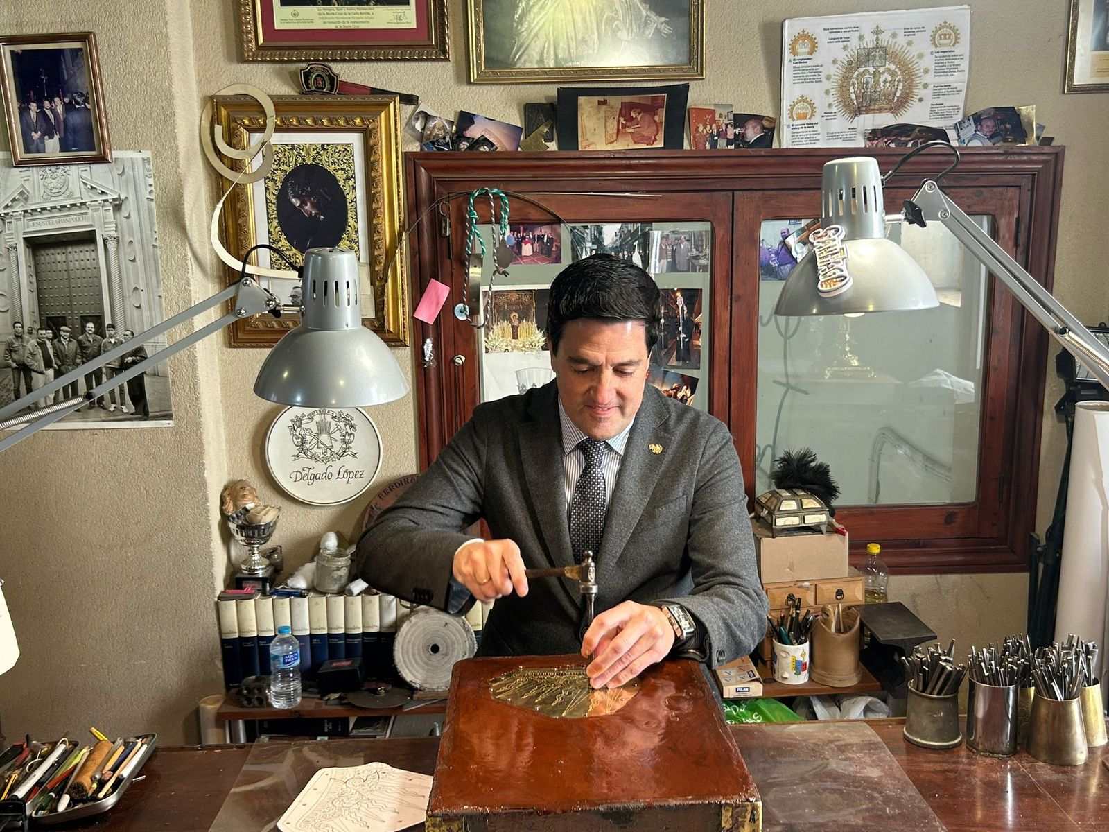 Luis Fernando Rodríguez da el primer golpe de cincel a la diadema