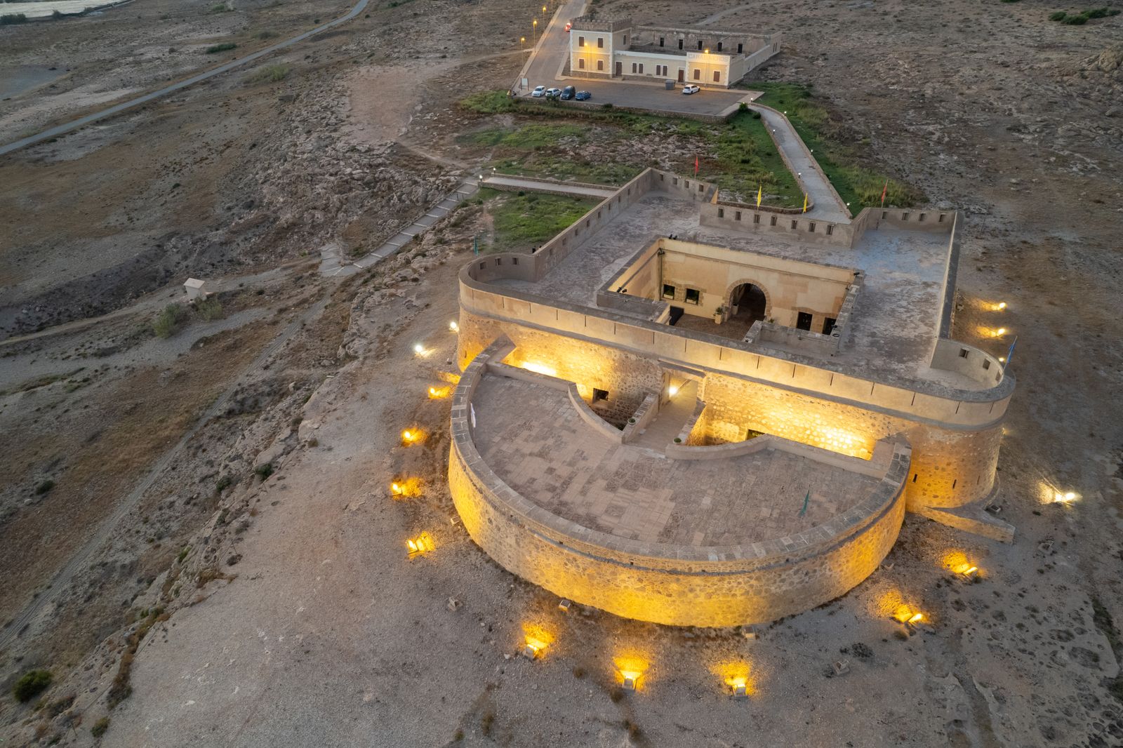 Vista aérea del Cuartel de Carabineros, con el Castillo de Guardias Viejas en primer plano.