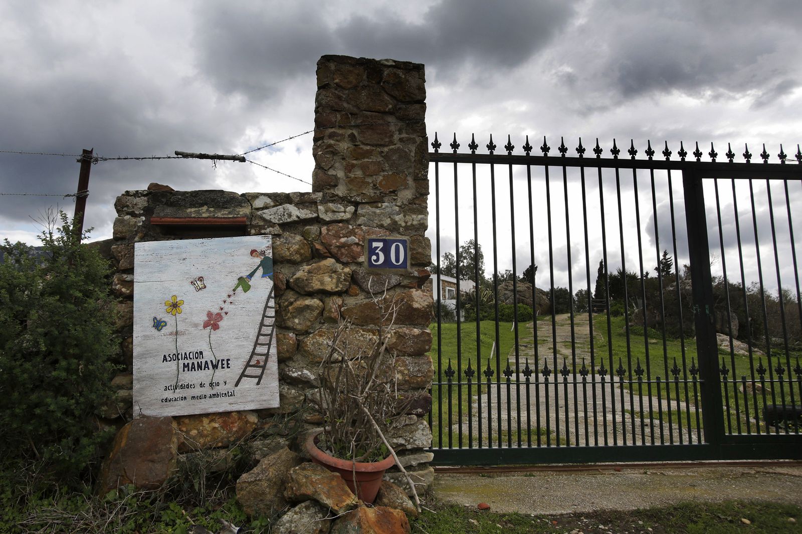 Entrada de la asociación Manawee, en el diseminado de Saladaviciosa, en el término de Tarifa.