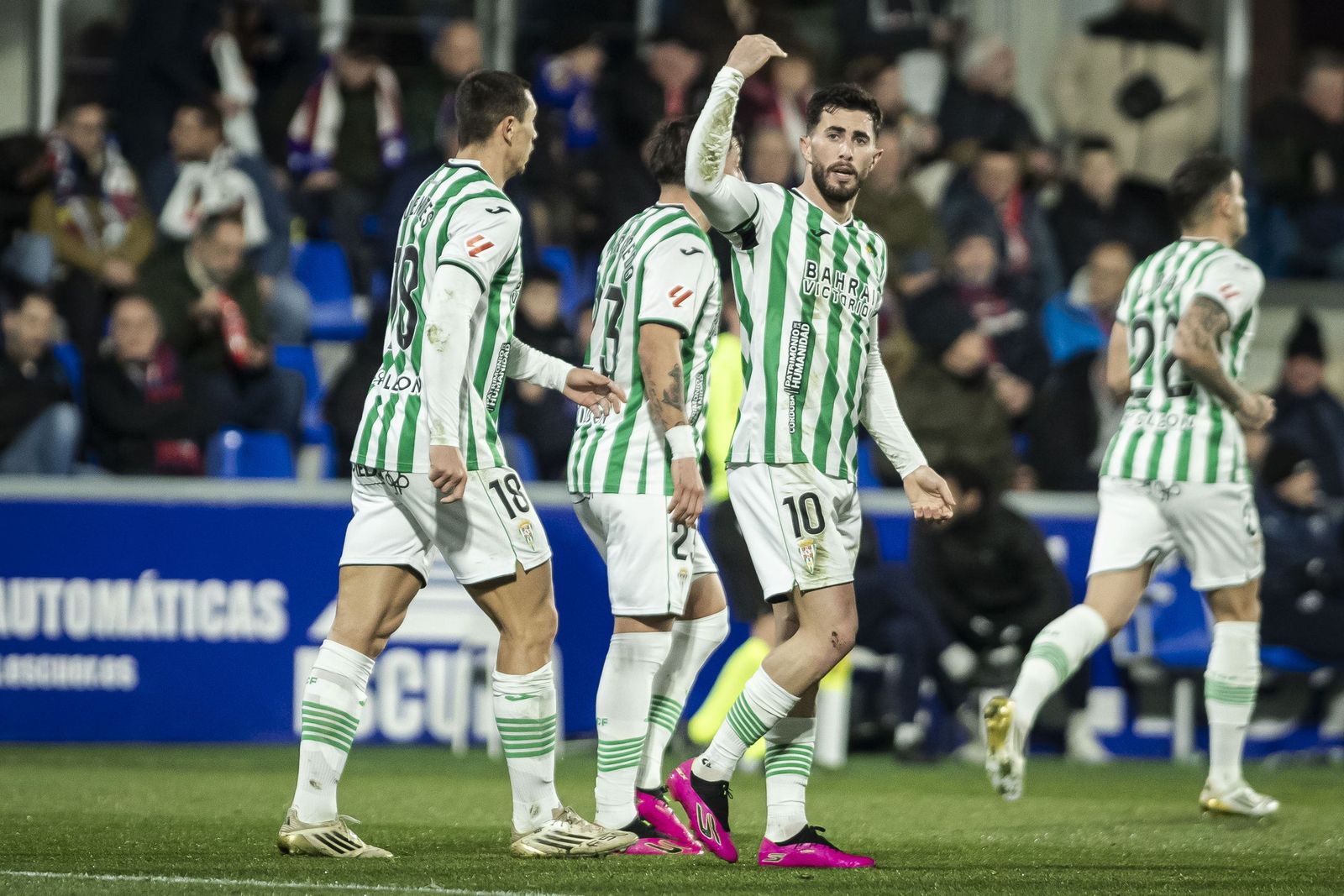 Jacobo celebra su gol en Huesca con sus compañeros.