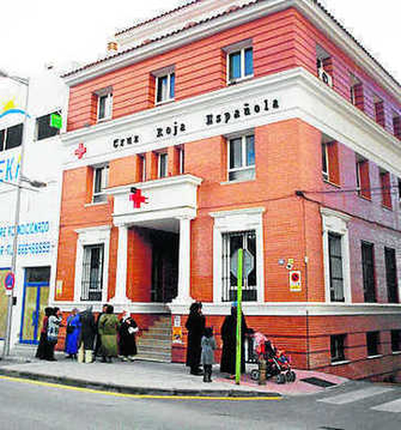 Mujeres a las puertas de Cruz Roja.