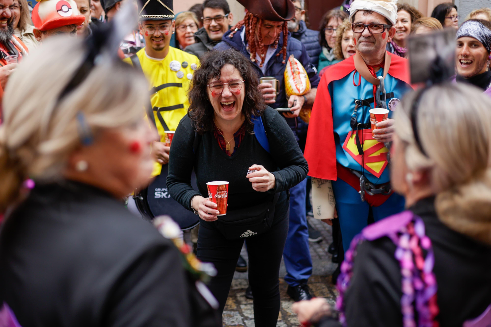 Las mejores imágenes de un Lunes de Coros pasado por agua en el Carnaval de Cádiz 2024
