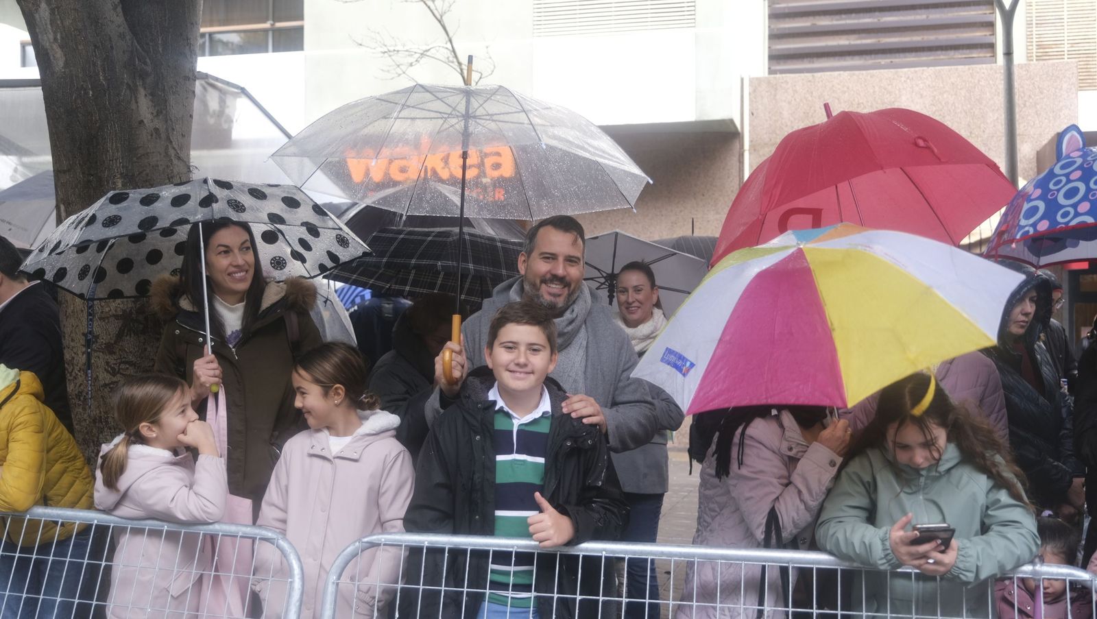Fotografías de la cabalgata de los Reyes Magos pasada por agua en Almería