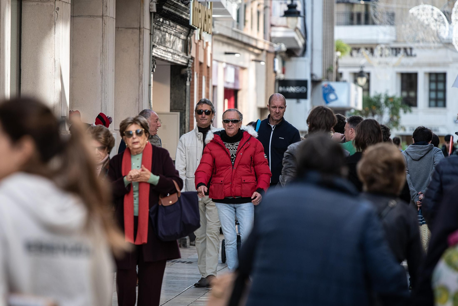 La calle Concepción de Huelva muy concurrida en estos días previos a las fiestas navideñas.
