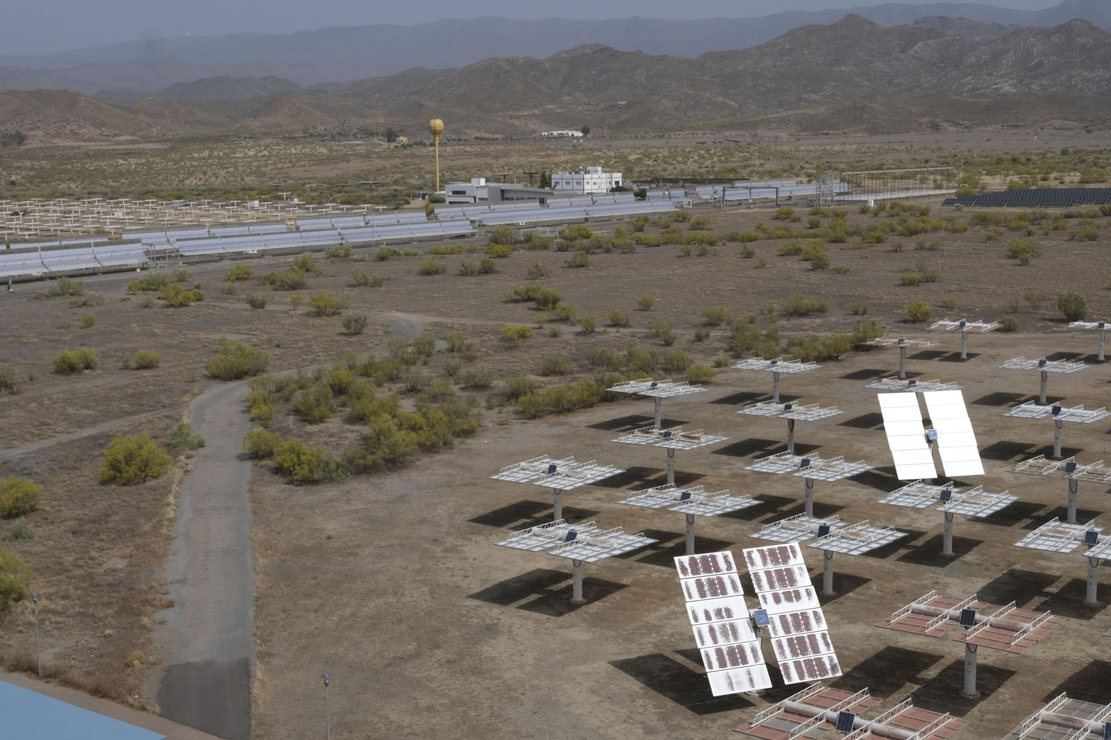 Imágenes de la visita a la Planta Solar de Almería, en Tabernas