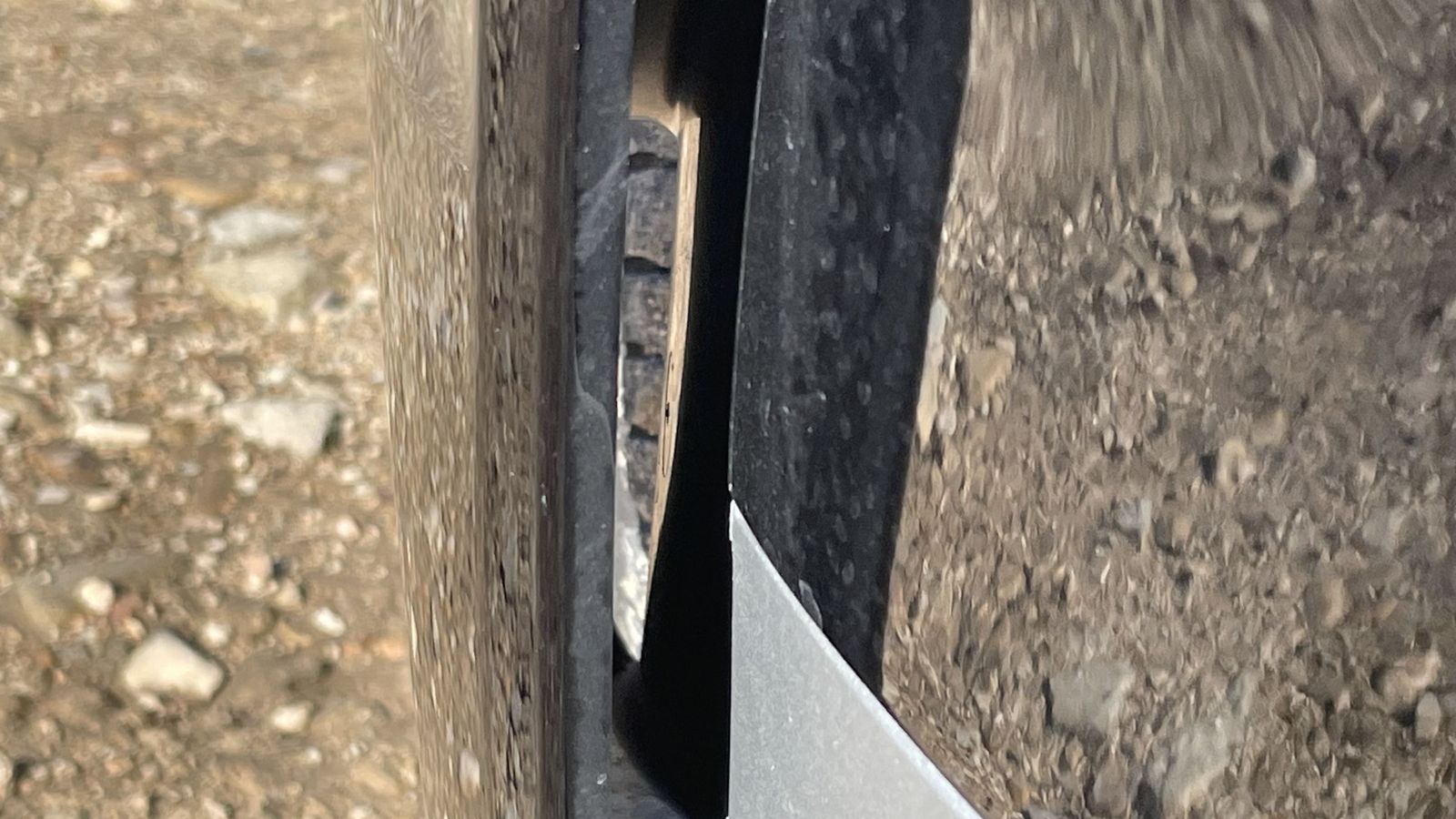 En Jeep destaca que, casi como novedad en la marca, a la hora de diseñar la carrocería se han tenido en cuenta criterios aerodinámicos, lo que ha conducido a incorporar algunos recursos como estan hendiduras de los parachoques que canalizan el aire..