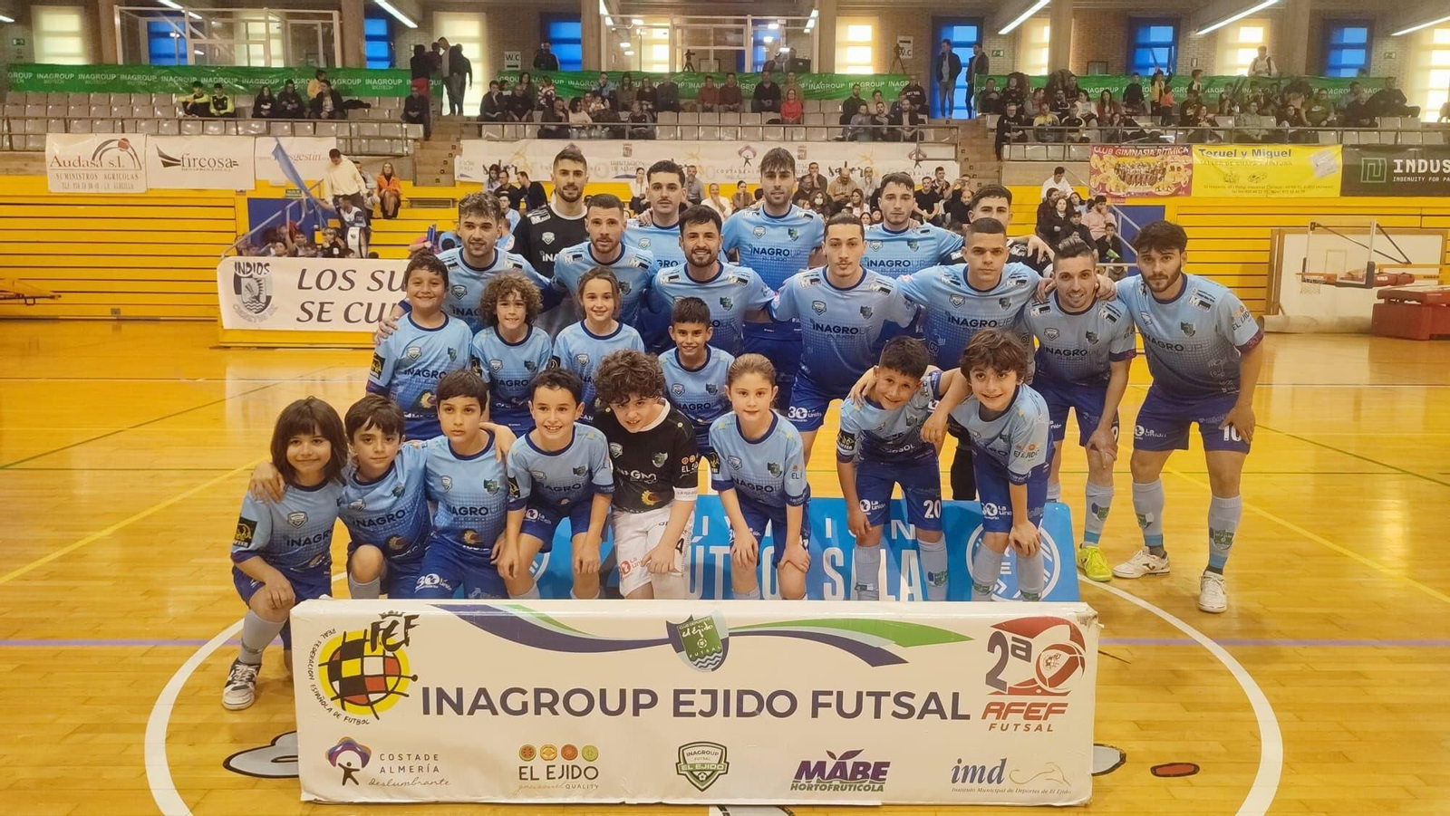 Los jugadores celestes posan con unos niños antes del inicio del encuentro.