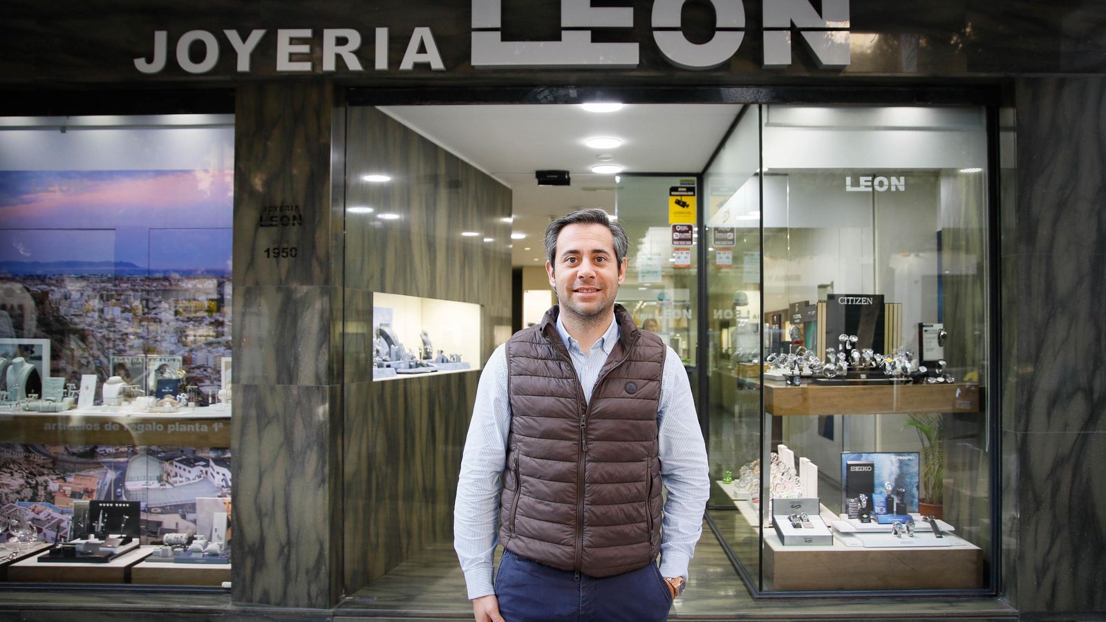 Juan León posa junto al escaparate de Joyería León.