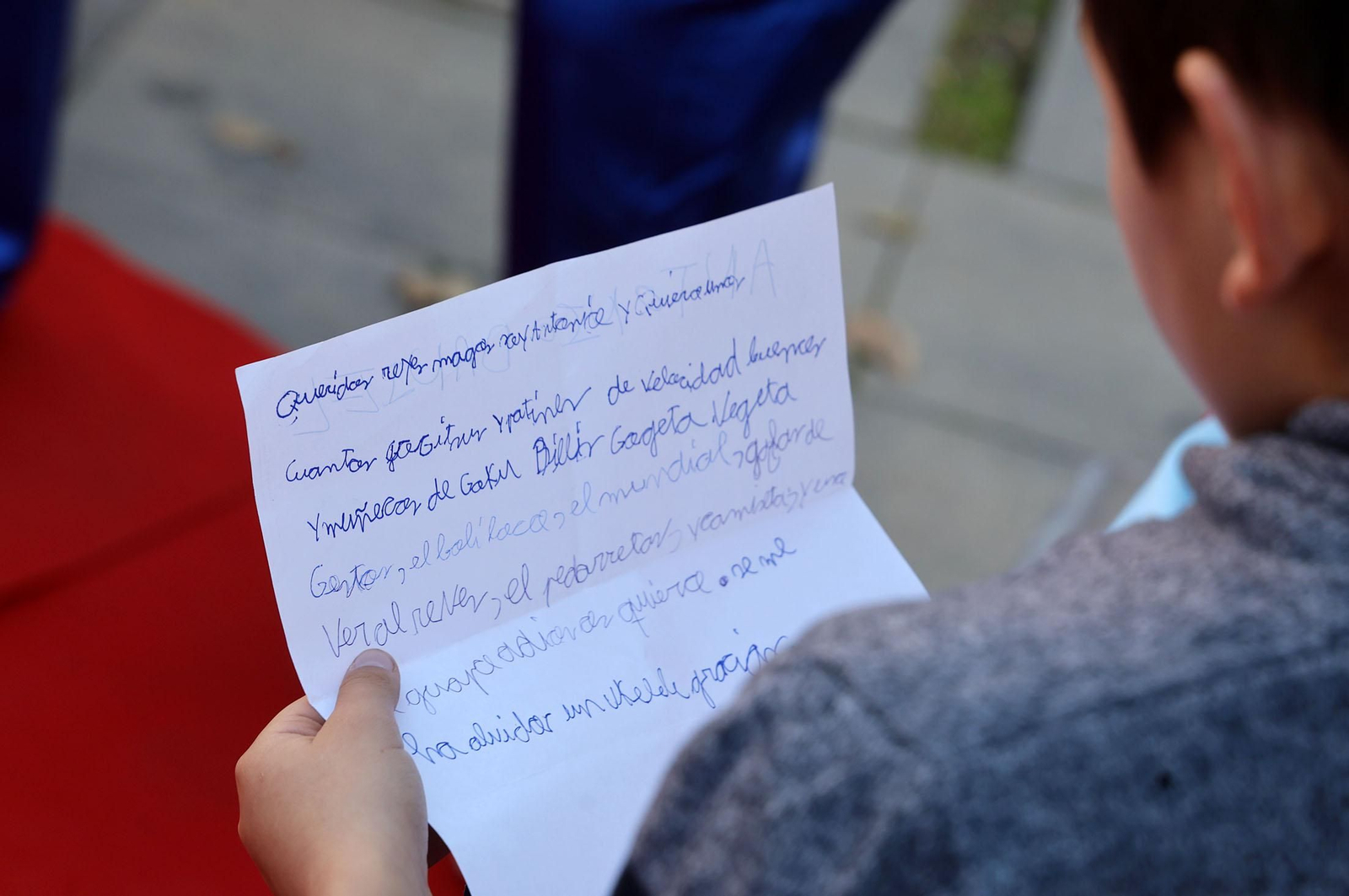 Imágenes del paje Real de SSMM los Reyes Magos recogiendo las cartas de los niños y niñas de Huelva en la plaza Houston