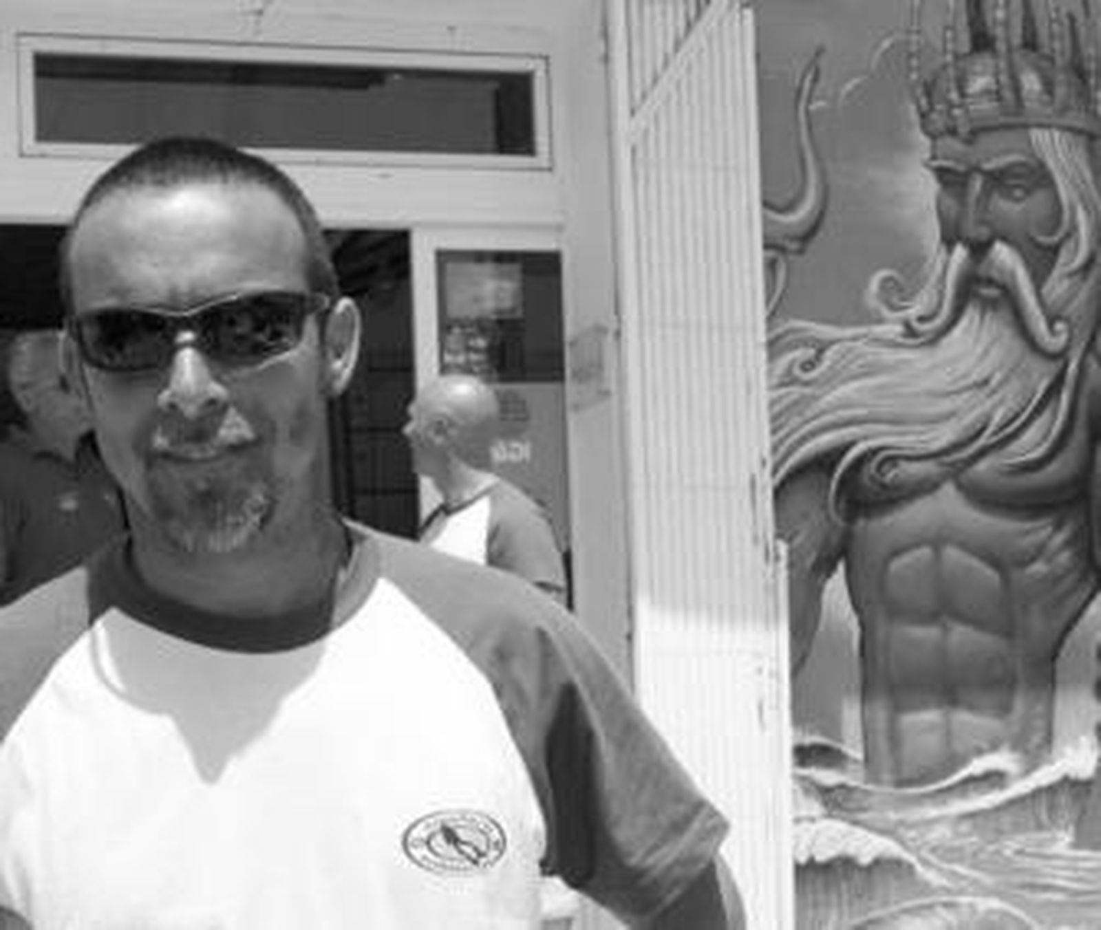 Jorge Espineta, ayer, en la puerta del club de buceo que dirige en Almuñécar.