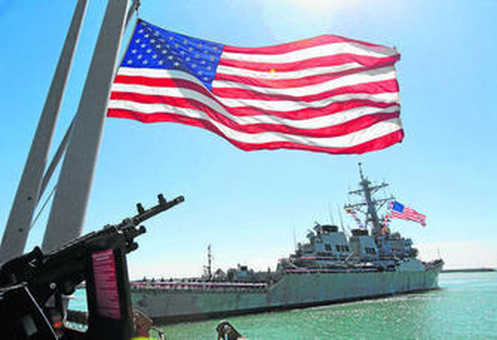 Uno de los destructores del escudo antimisiles en su llegada a la Base Naval de Rota.
