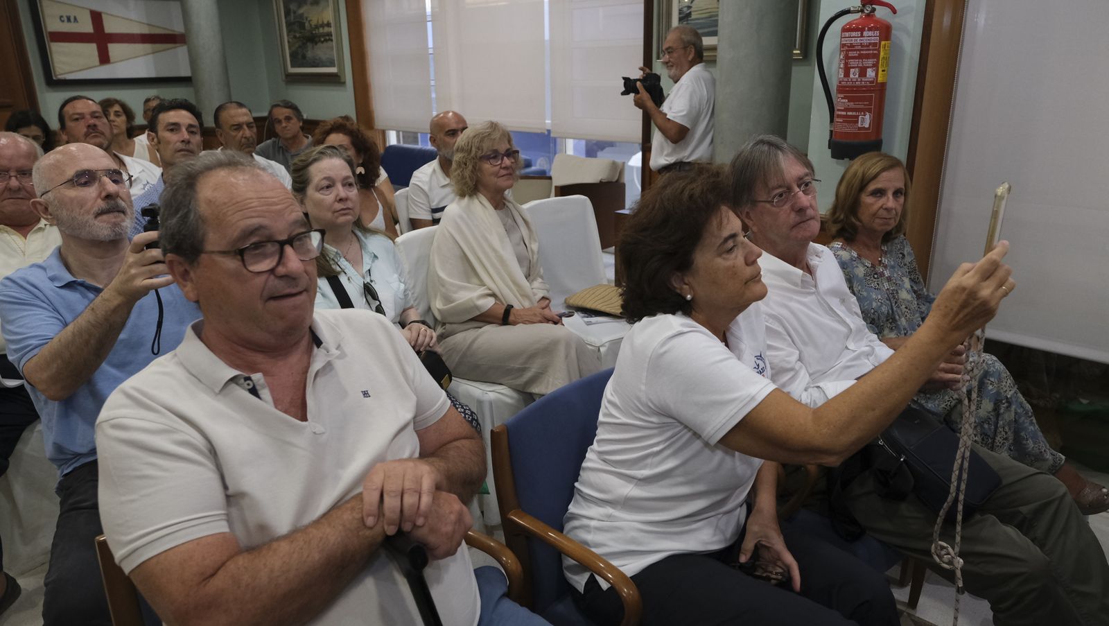 Imágenes de la visita de la Expedición Juan Sebastián Elcano al Club de Mar de Almería