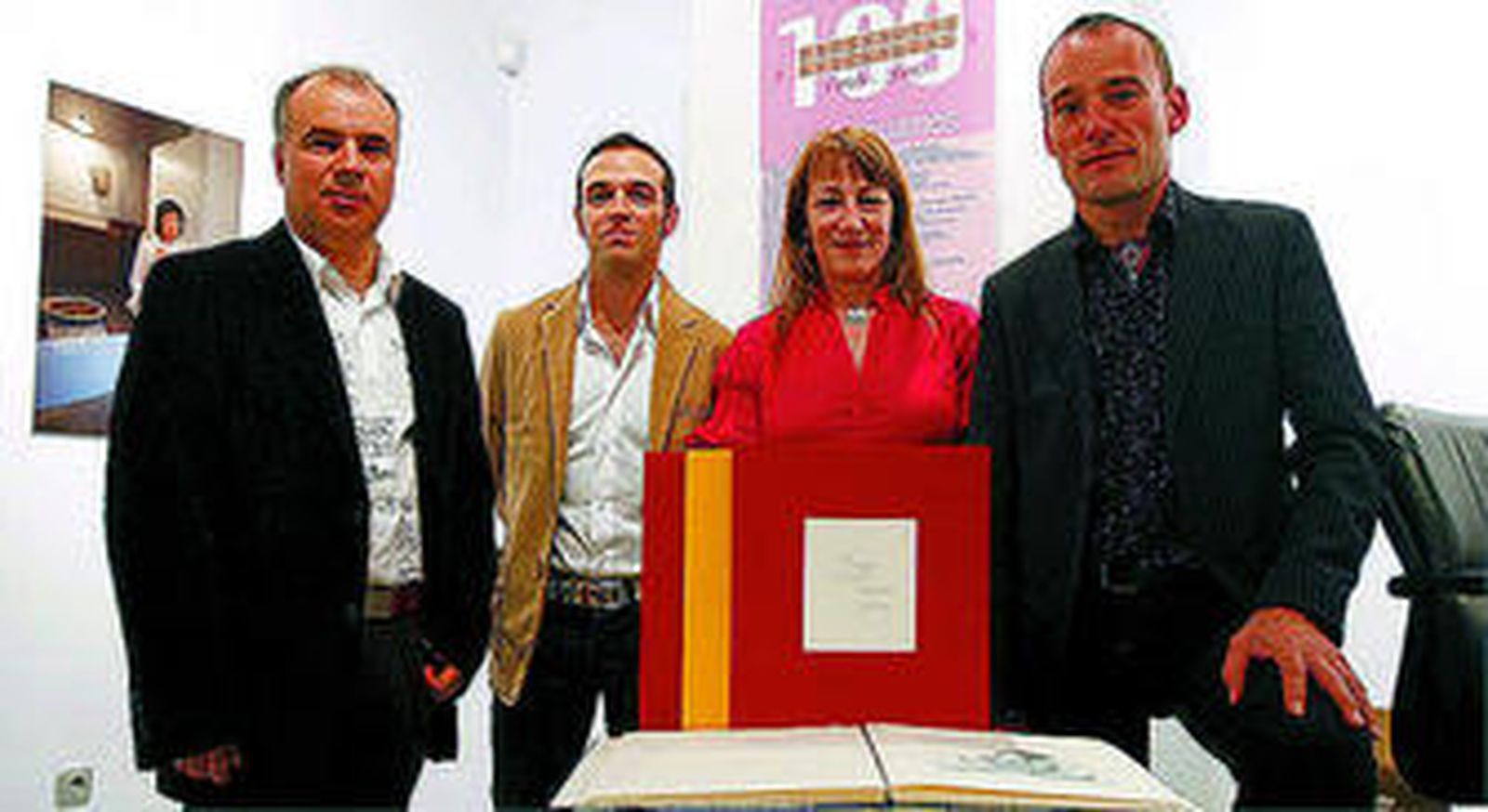 Los responsables de la edición, junto a uno de los libros.