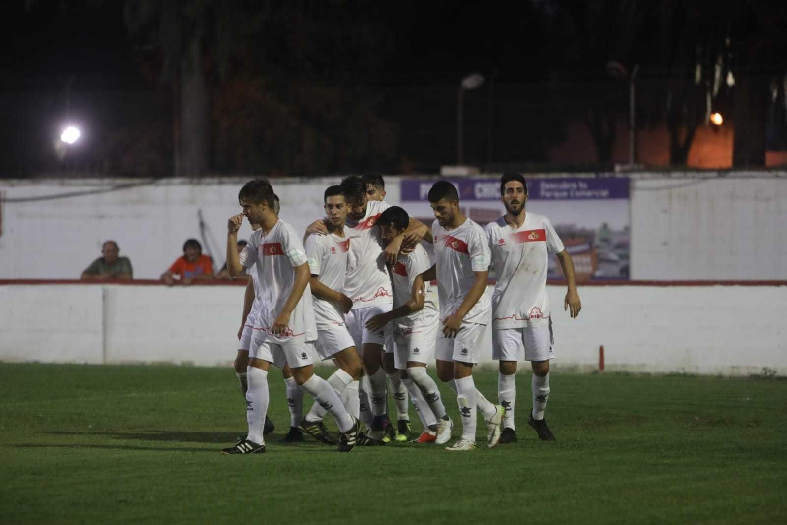 Los jugadores del Chiclana celebran un gol en la pretemporada.