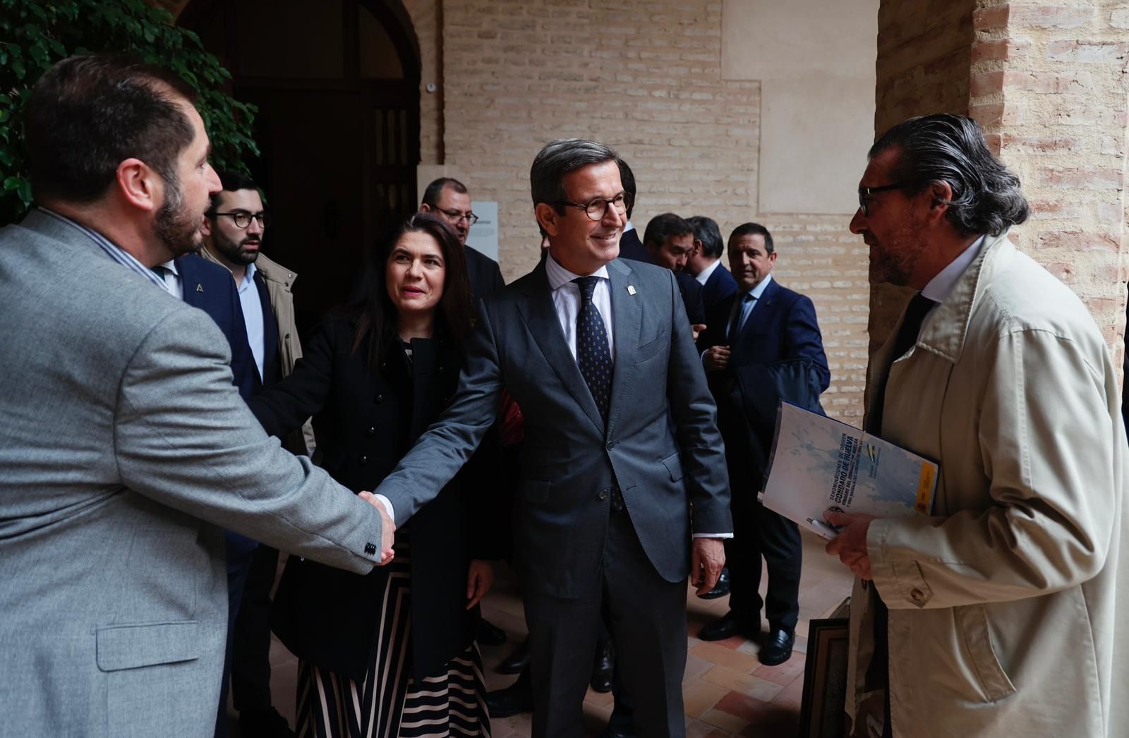 El consejero de Industria, Energía y Minas, Jorge Paradela, saluda a los asistentes a la presentación de la campaña 'El poder del origen' en el interior del Palacio Marqueses de la Algaba de Sevilla.