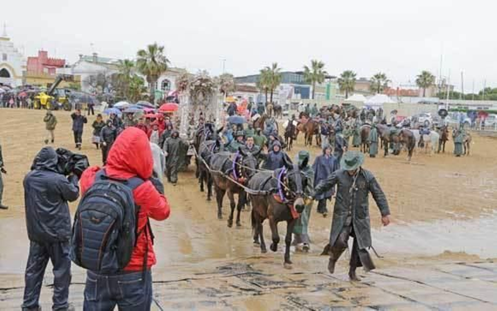 El simpecado de Jerez, a su llegada a la aldea. /F.J.F.