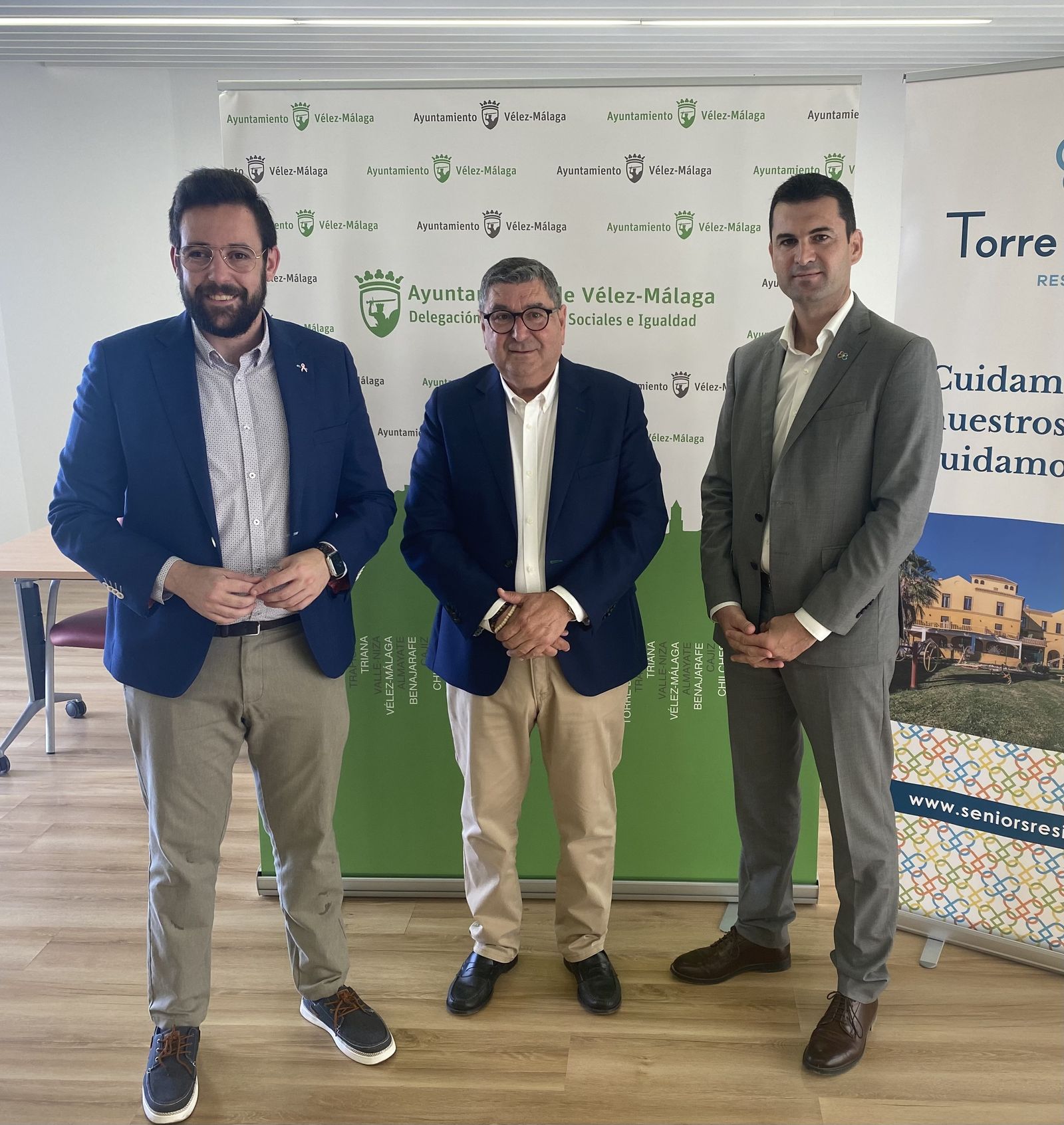 El alcalde de Vélez - Málaga, el concejal de Servicios Sociales y el director territorial de Residencias Senior