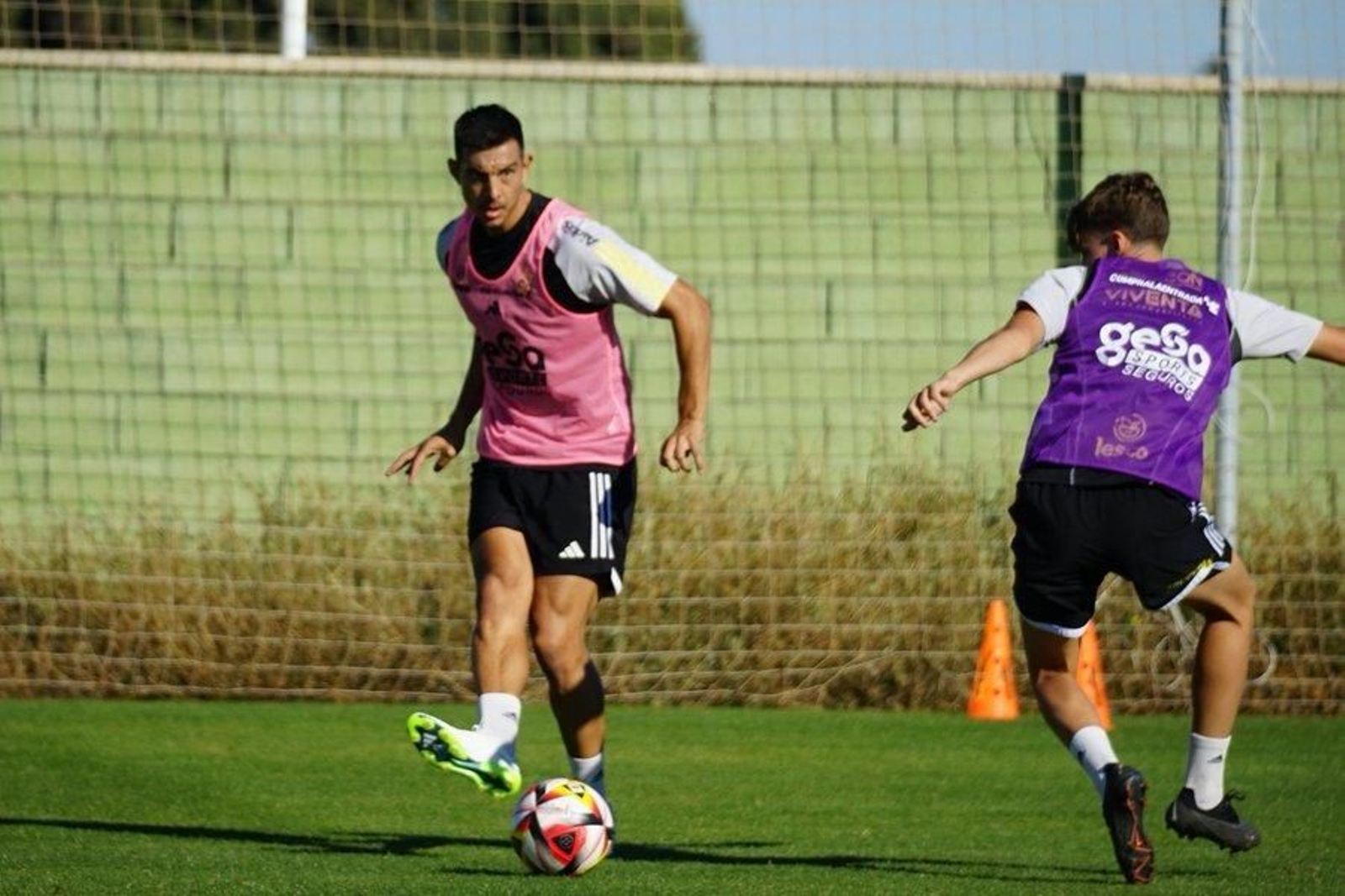 Marcos Mauro, tocando el balón. Marcos Mauro, tocando el balón.