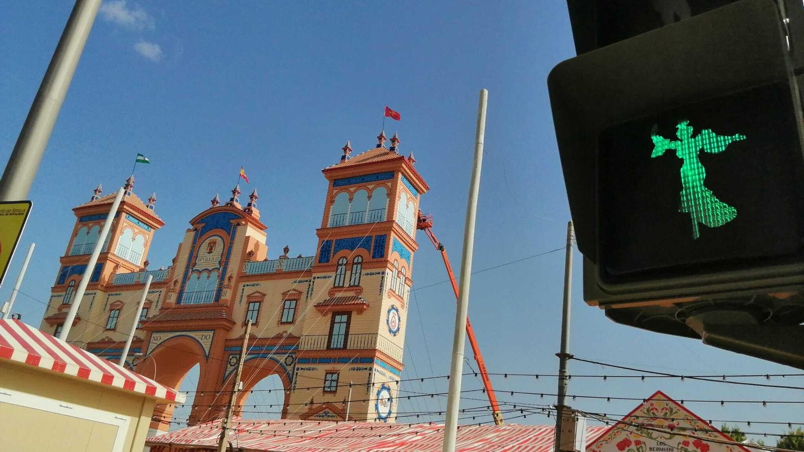 Semáforo próximo a la Feria de Sevilla