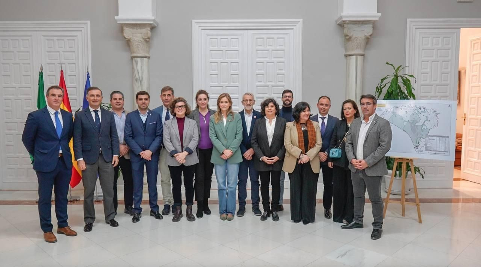 Los alcaldes del Acuerdo de Doñana, con Carmen Álvarez —sexta por la derecha—, junto a la ministra Sara Aagasen.