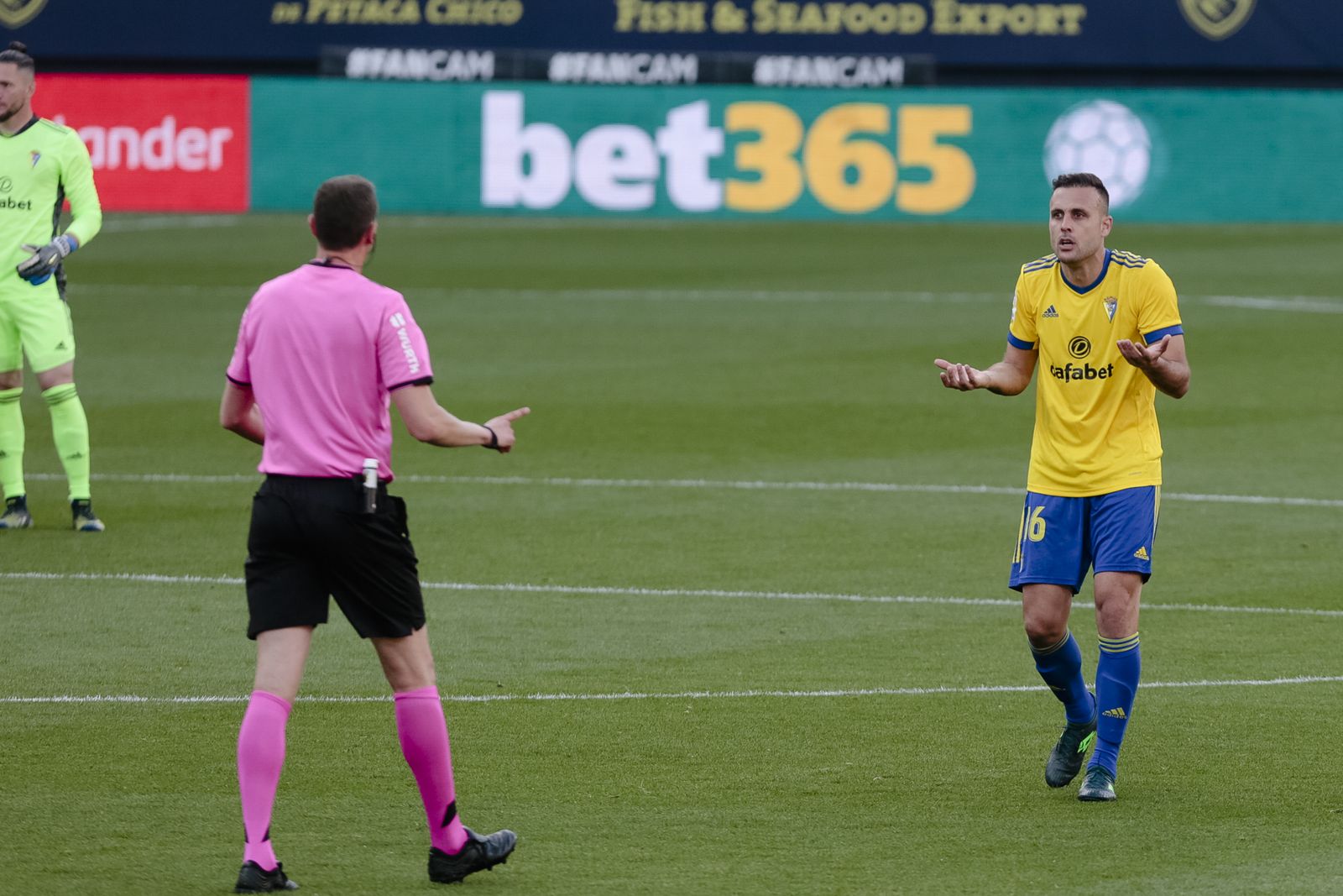 Conversación entre el árbitro y Cala en el Cádiz-Valencia.