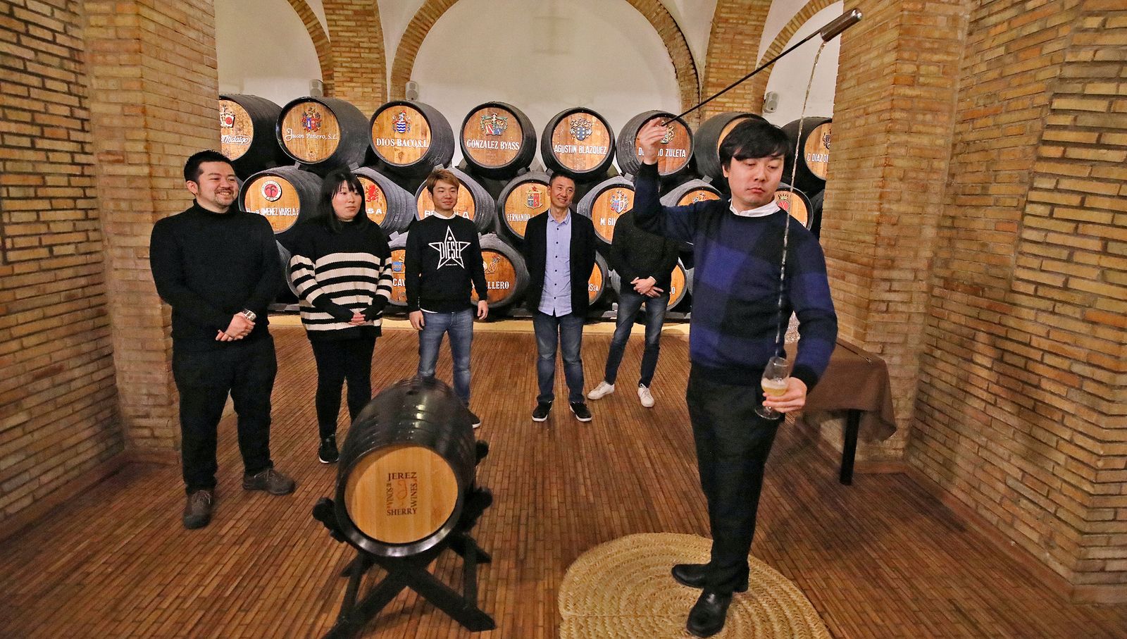 El ganador de la última edición del concurso de venenciadores de Japón, en la bodega de San Ginés