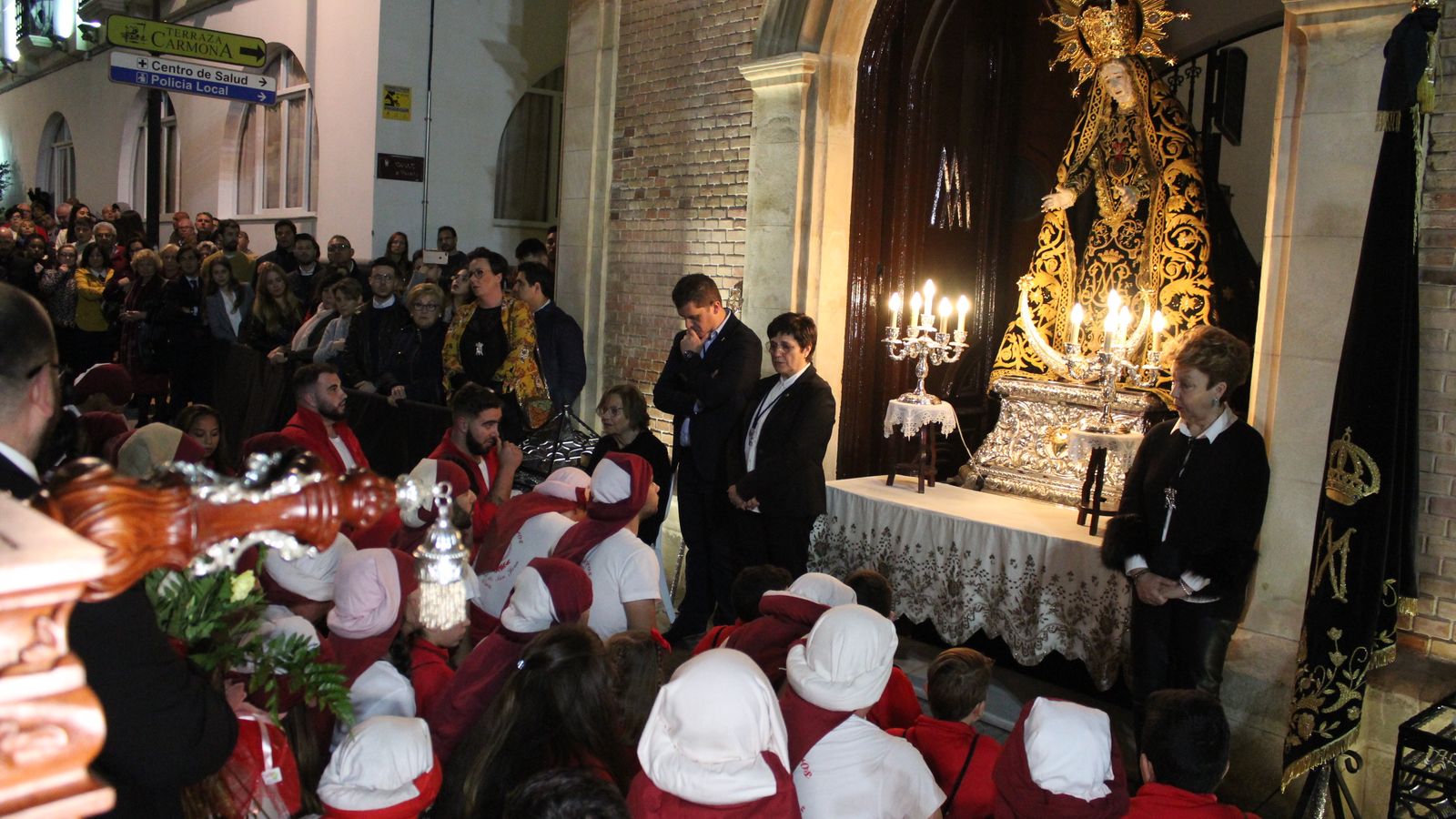 La cuadrilla de la Oración reza ante la patrona de Vera.