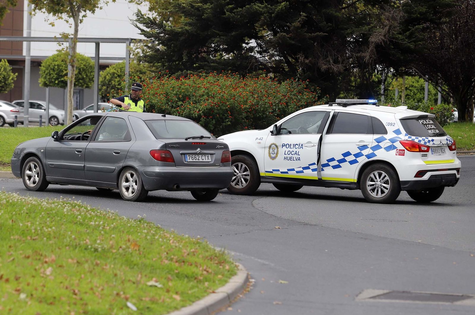Imágenes de las retenciones provocadas por un accidente en el puente del Odiel
