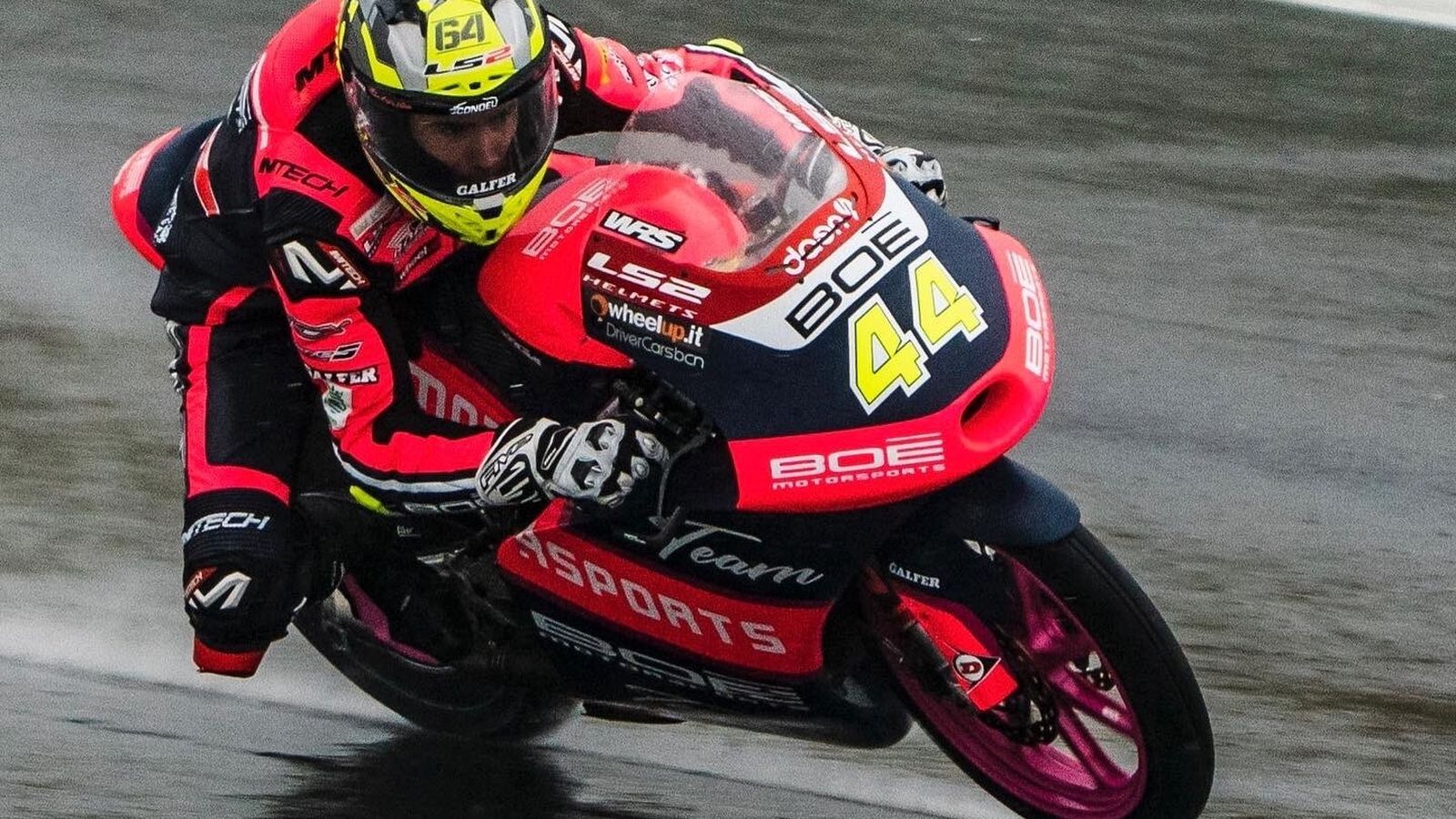 El piloto sevillano David Muñoz pilota sobre el asfalto mojado de Assen.