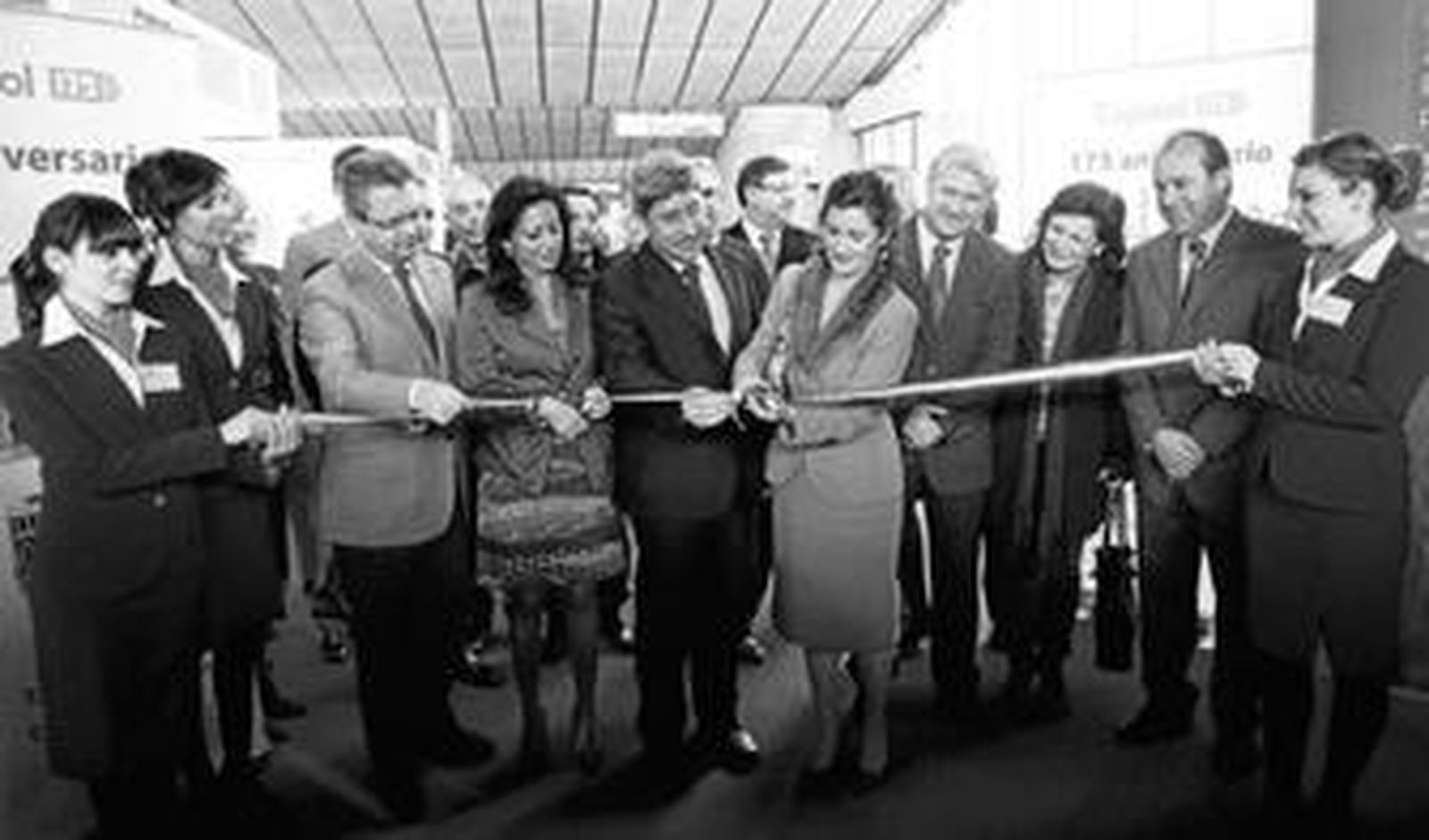 Dolores Atienza corta la cinta junto a Francisco Pulido durante la inauguración.