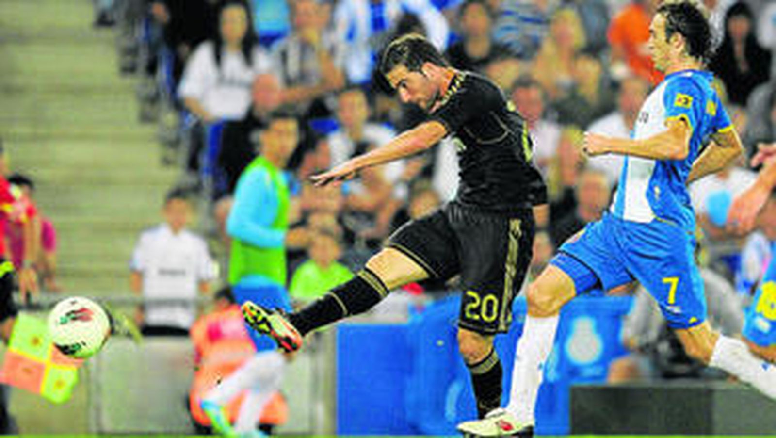 Gonzalo Higuaín remata a puerta durante el partido de ayer en Cornellá-El Prat.