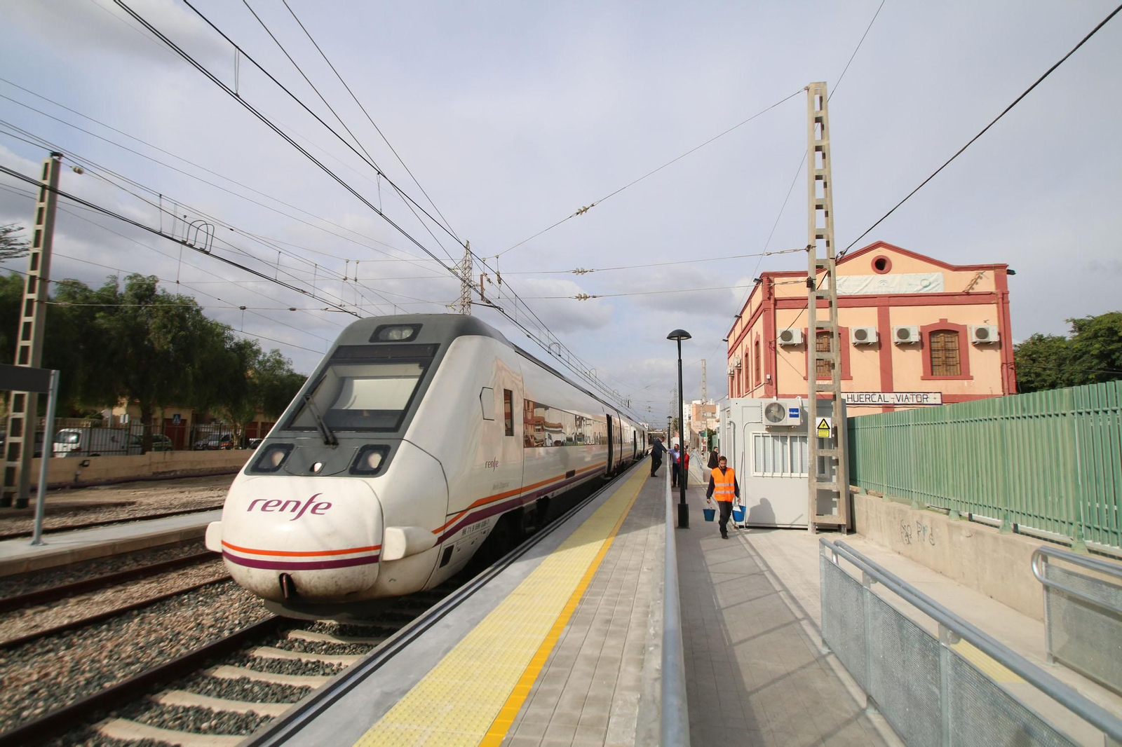 El tren Madrid-Almería sale con retraso debido a una avería en la locomotora.